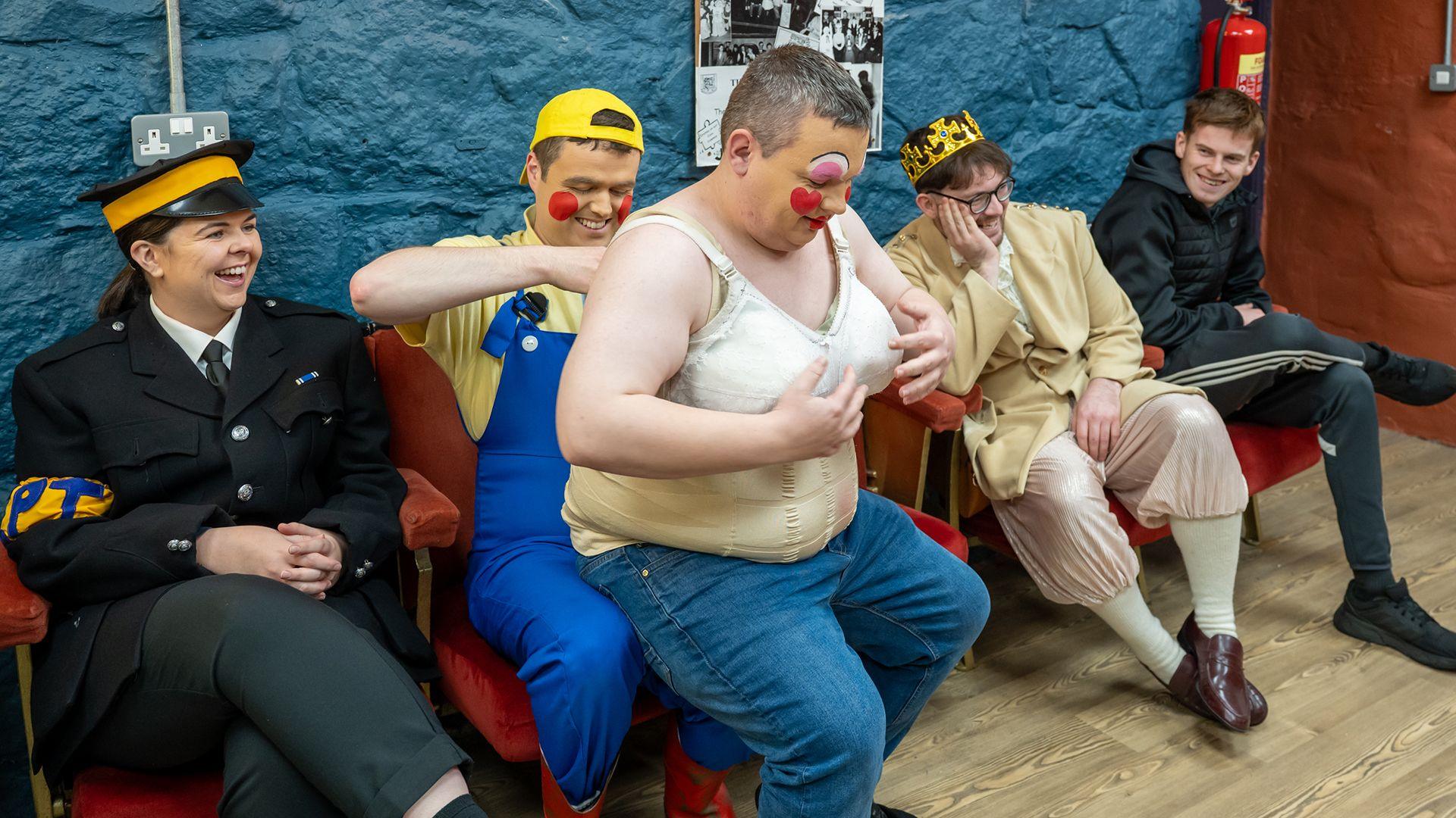 Paratoi gwisg y Dame