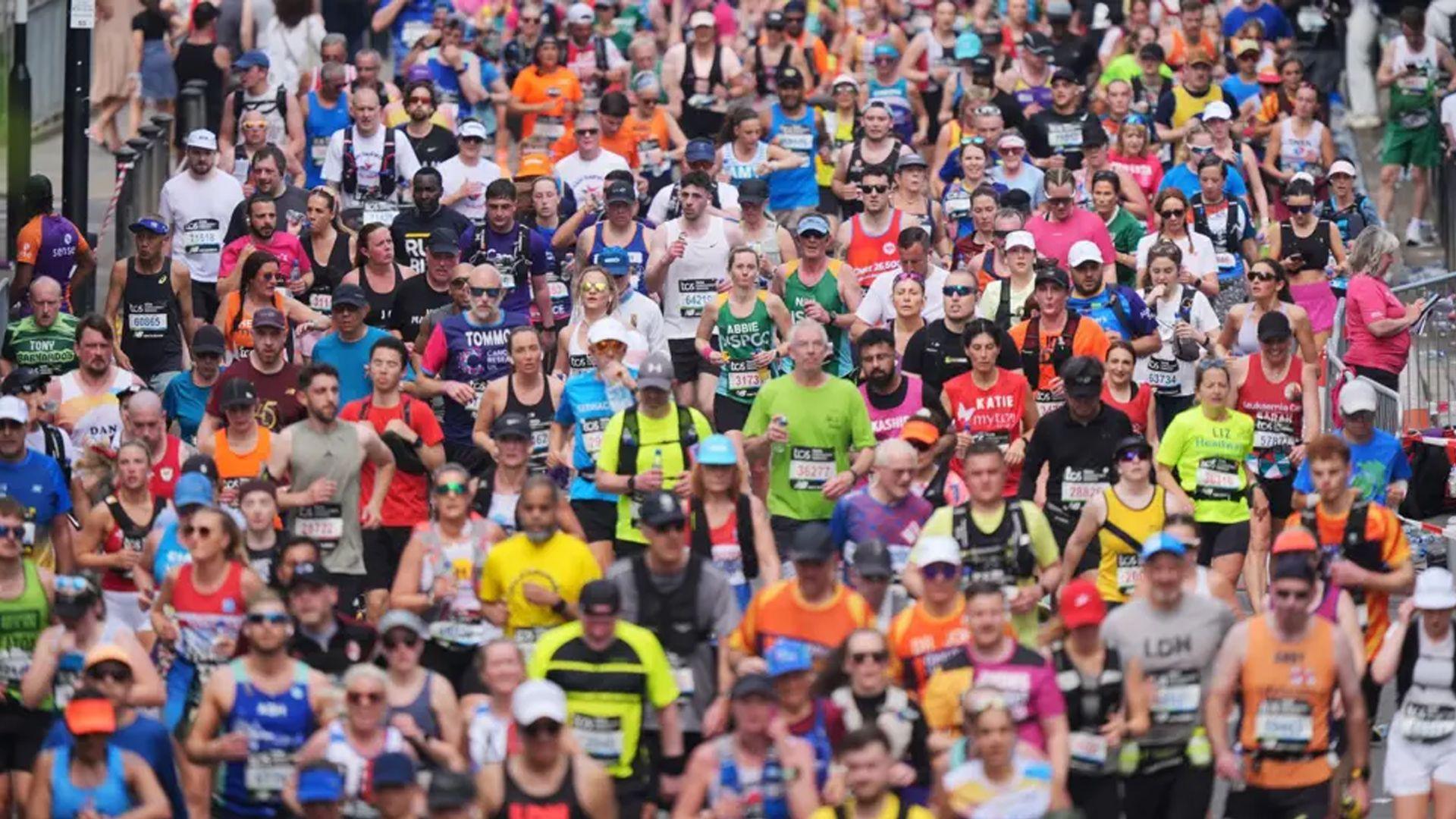 marathon runners competing.