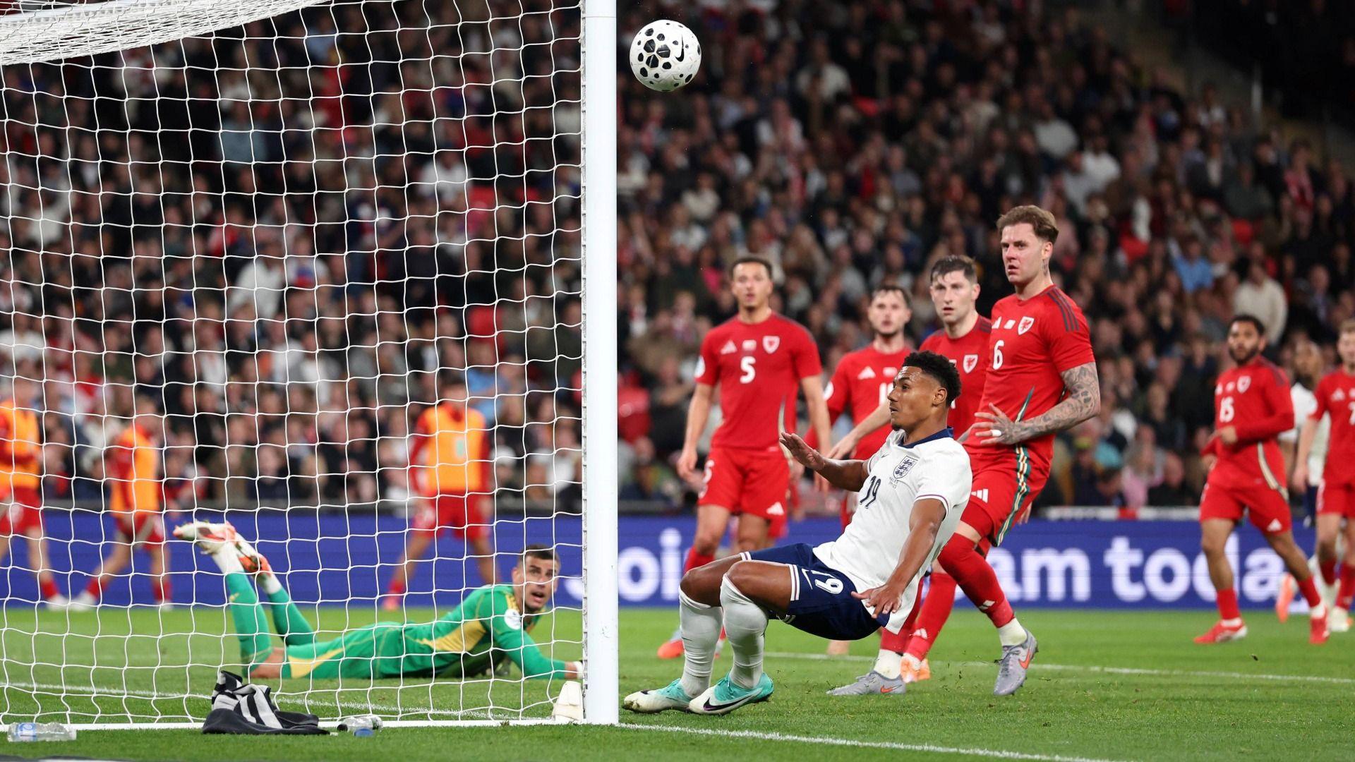 Ollie Watkins yn colli cyfle yn erbyn Cymru