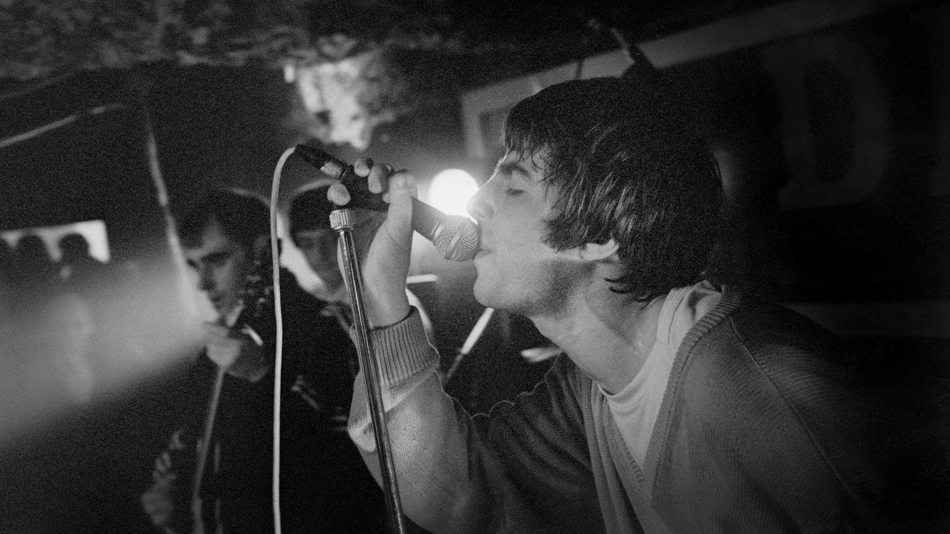 Llun o Oasis yn perfformio yn TJ's