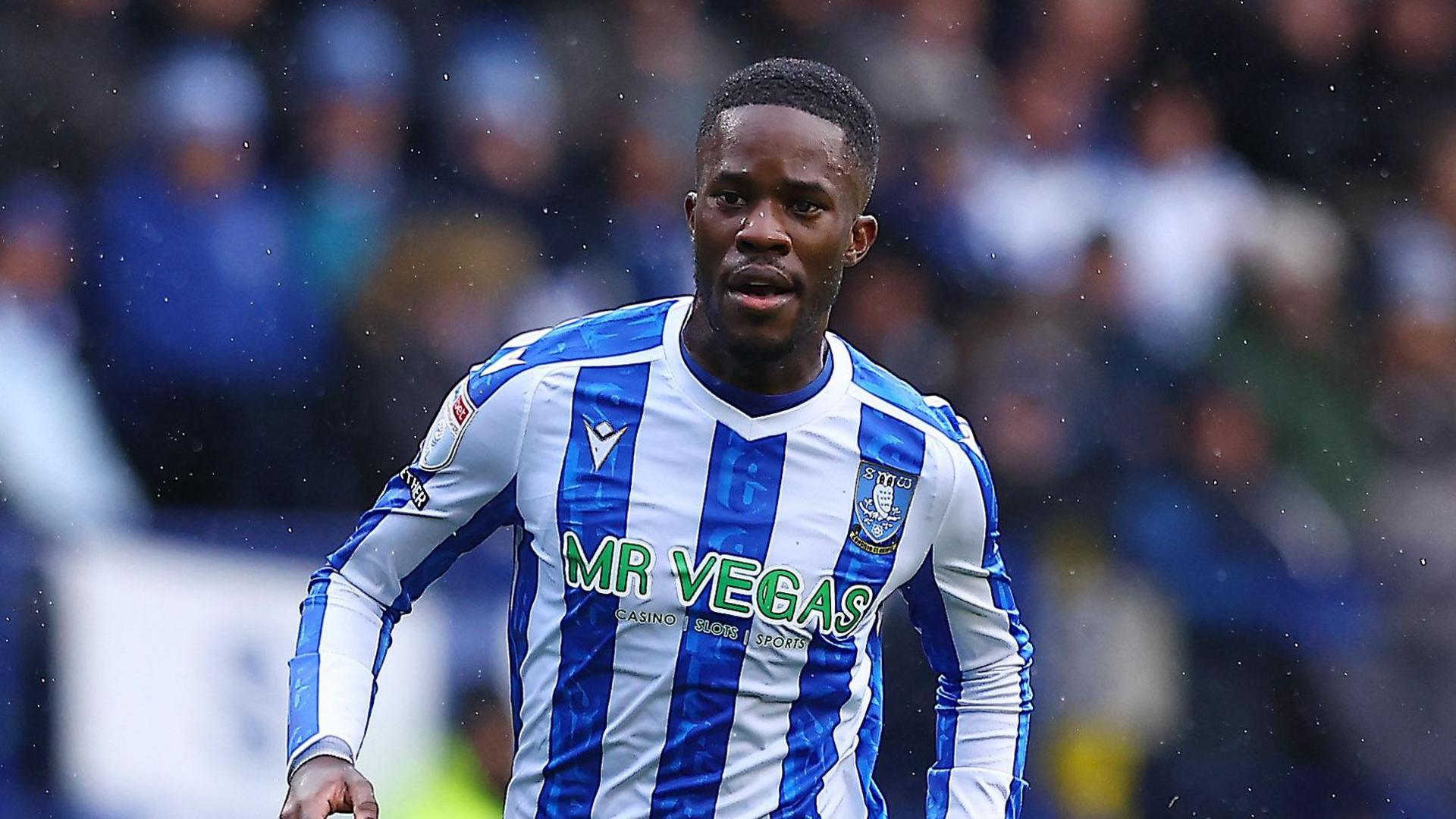 Ike Ugbo playing for Sheffield Wednesday on a rainy afternoon 