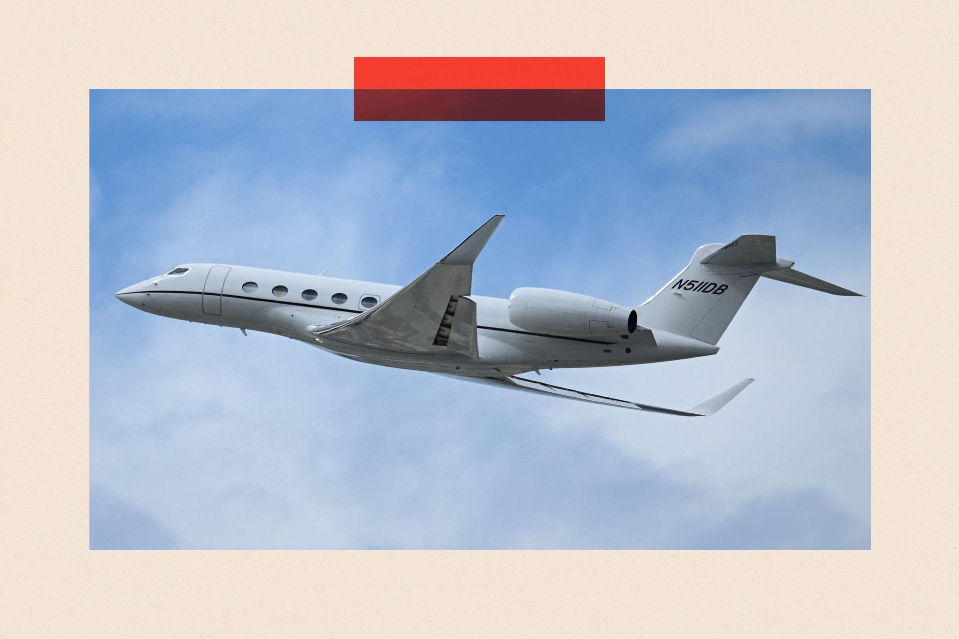 Një avion privat ngrihet nga Aeroporti Ndërkombëtar i Los Anxhelosit (LAX)