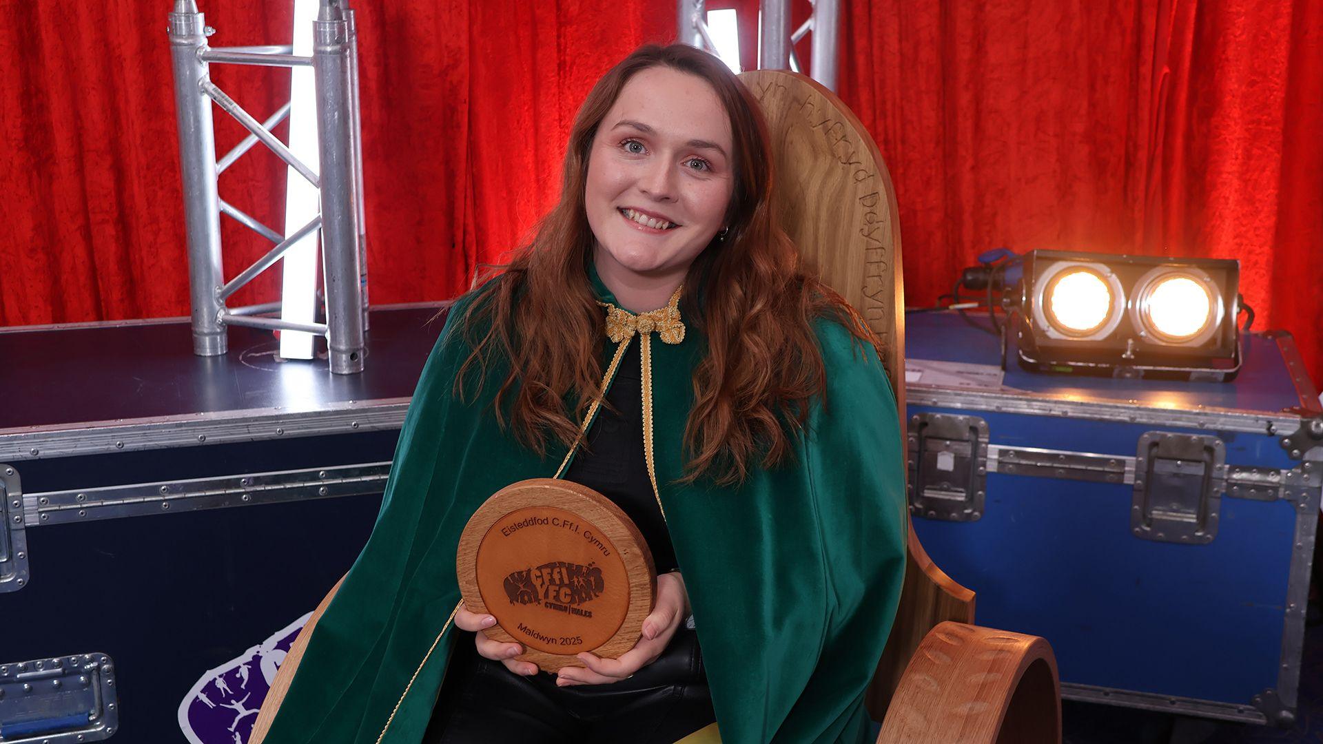 Mare Jones gyda thlws Y Gadair