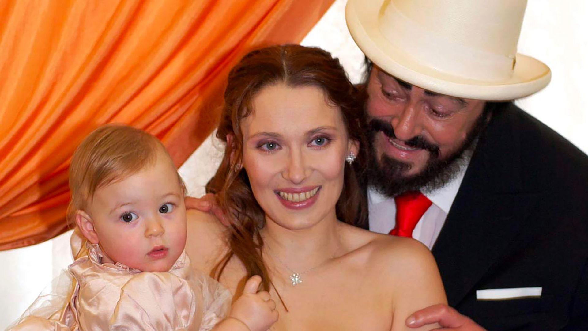 Luciano Pavarotti, ei wraig Nicoletta Mantovani a’u merch Alice Pavarotti ar ddiwrnod eu priodas yn 2003 yn Modena