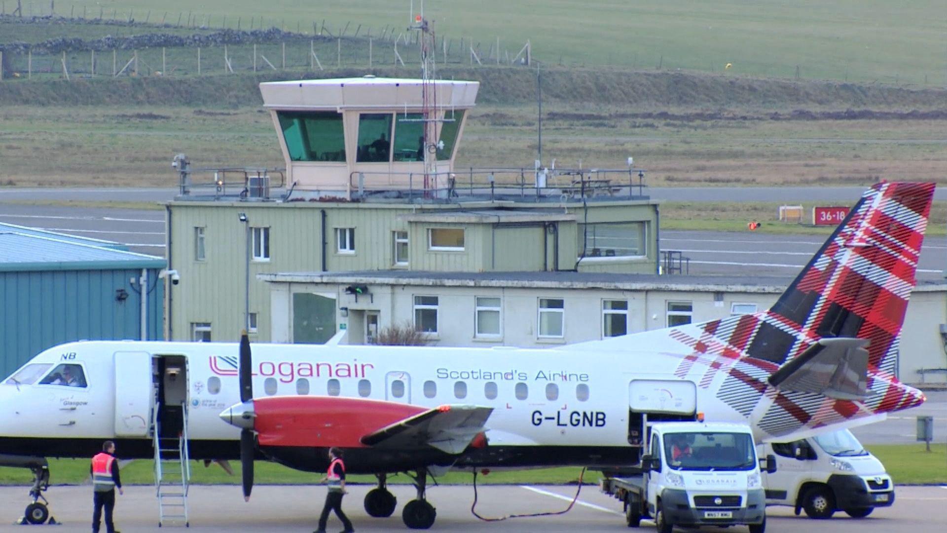 Plèana Loganair aig Port-adhair Steòrnabhaigh