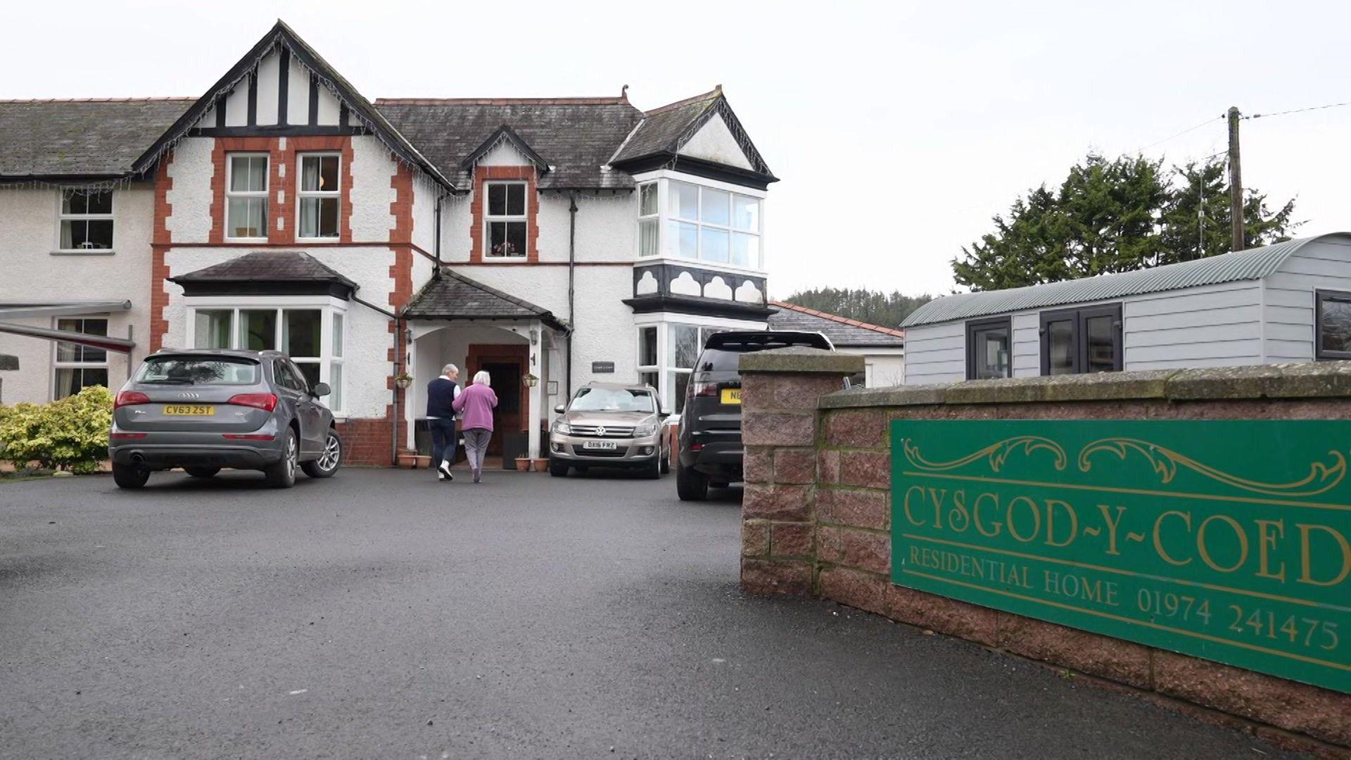 Llun o du allan i adeilad cartref preswyl Cysgod y Coed