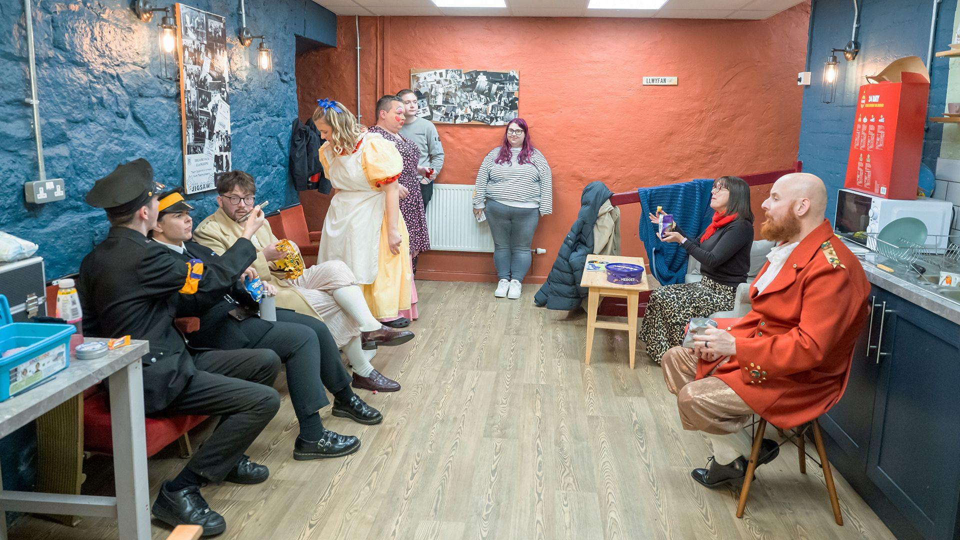 Cael seibiant gefn llwyfan