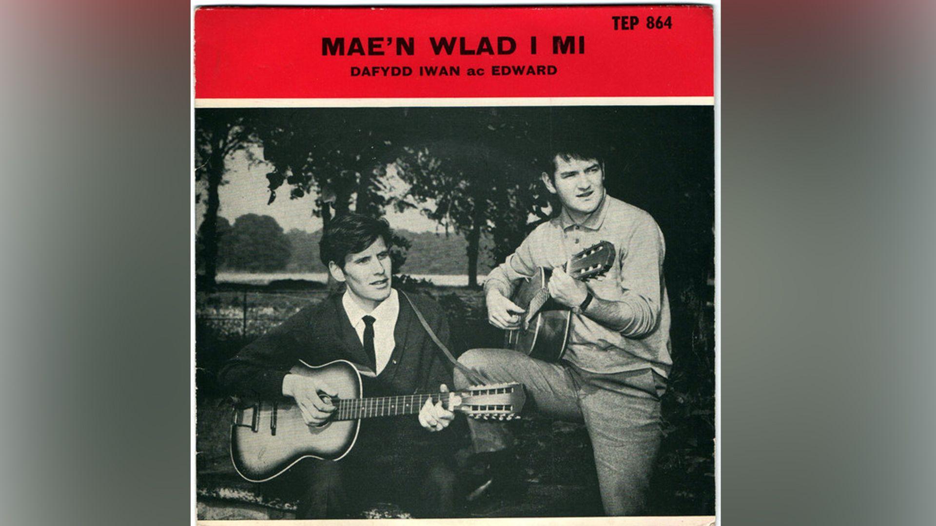 Clawr Mae'n Wlad i Mi