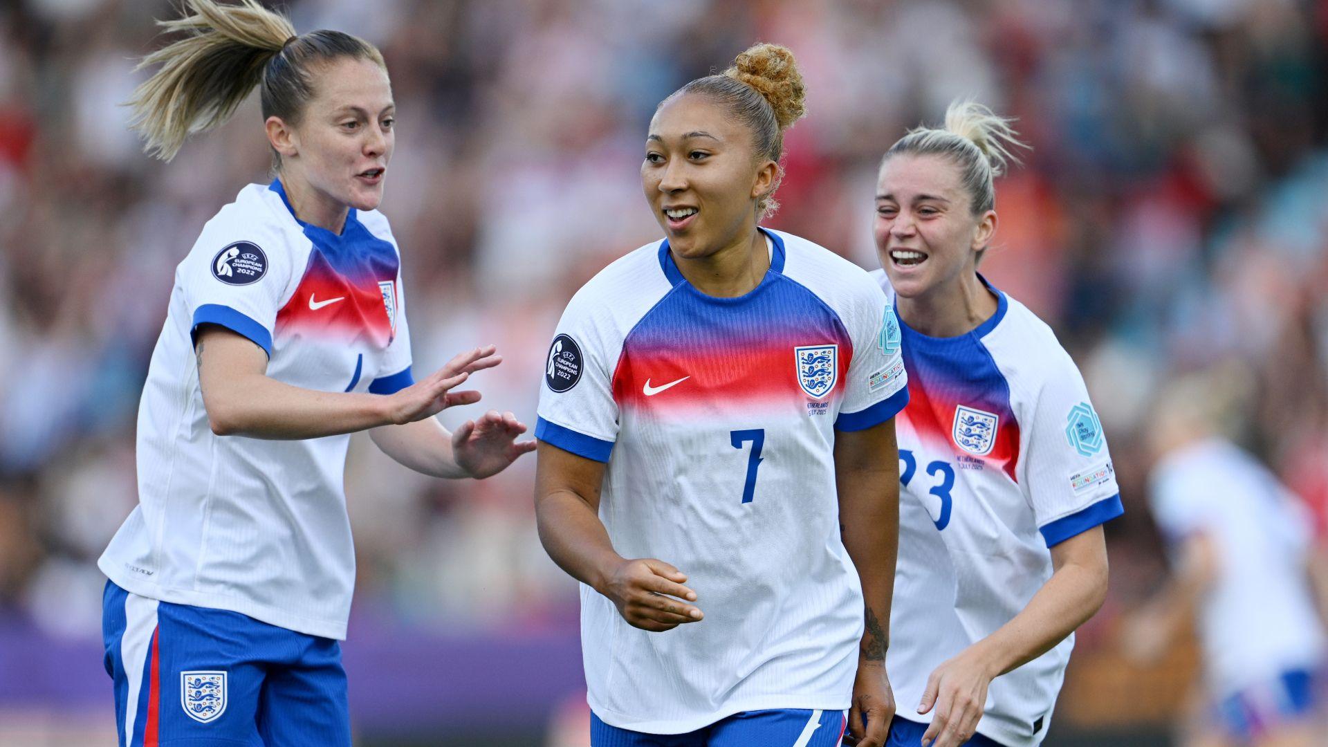 Lauren James (canol) yn dathlu un o'i goliau yn erbyn Yr Iseldiroedd yn eu hail gêm yn Euro 2025