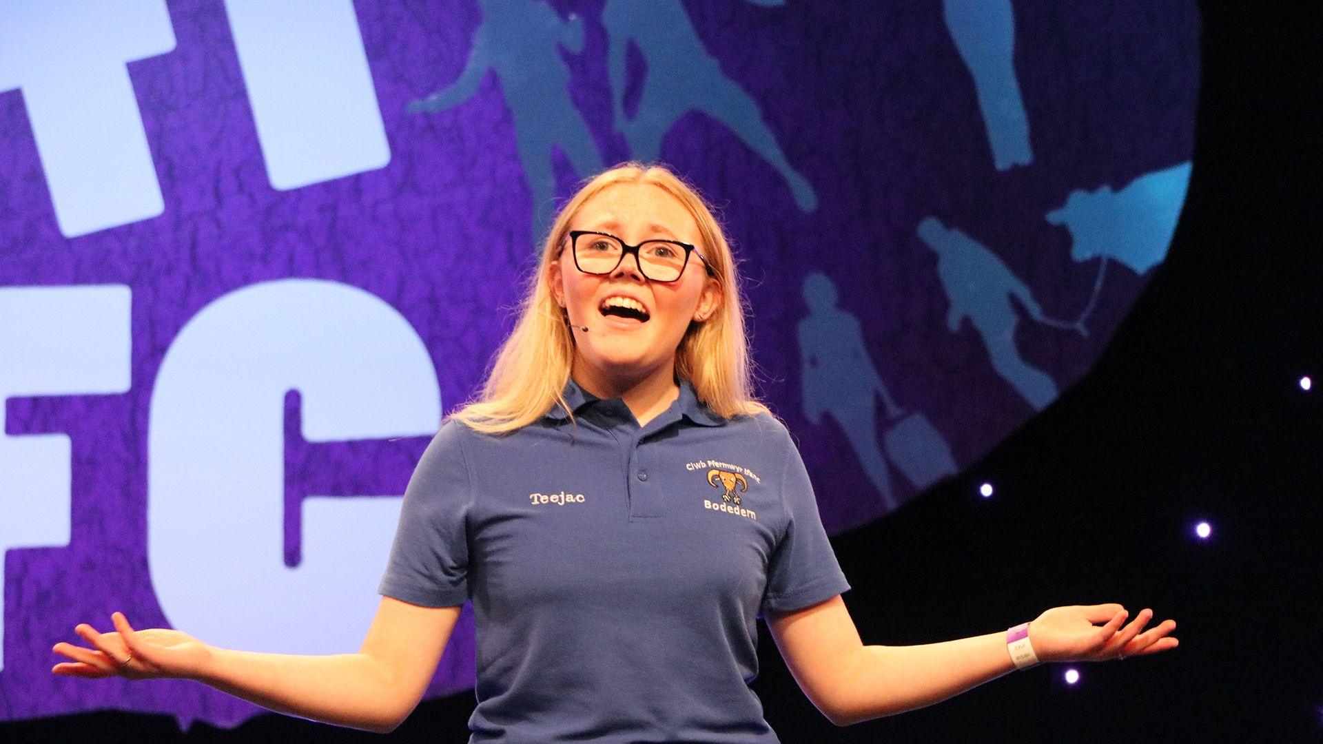 Cari Lovelock ar y llwyfan