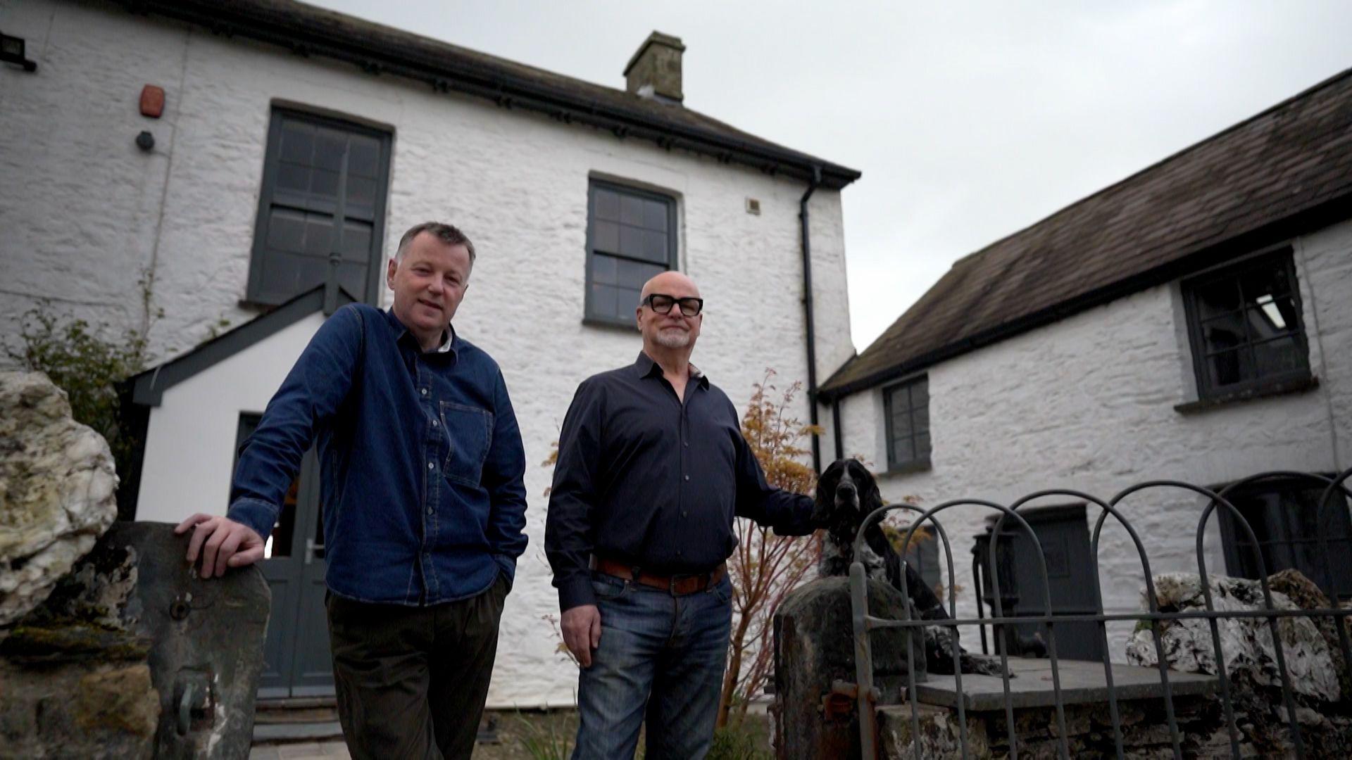 David, Anthony a'u ci, Llwyd, y tu allan i Rhyd y Garreg Ddu