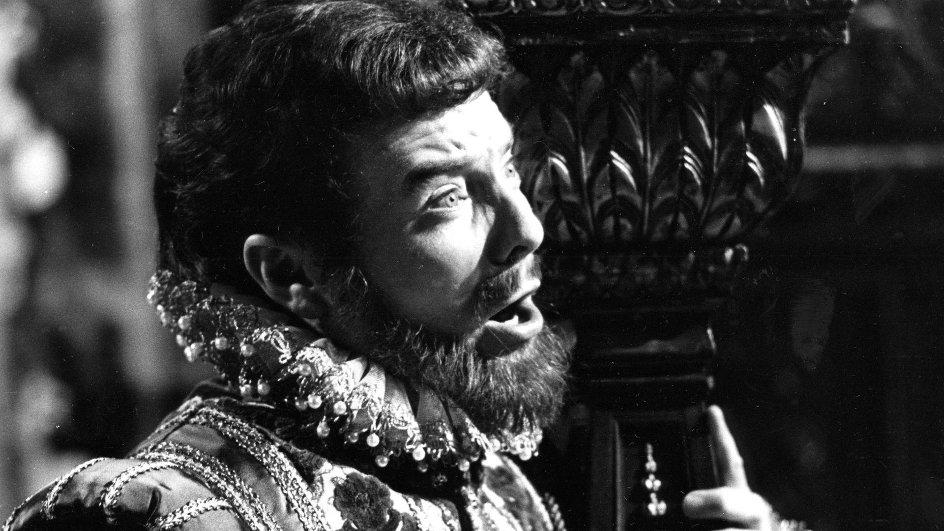 Stuart Burrows fel Dug Mantua yn opera Rigoletto yn 1968