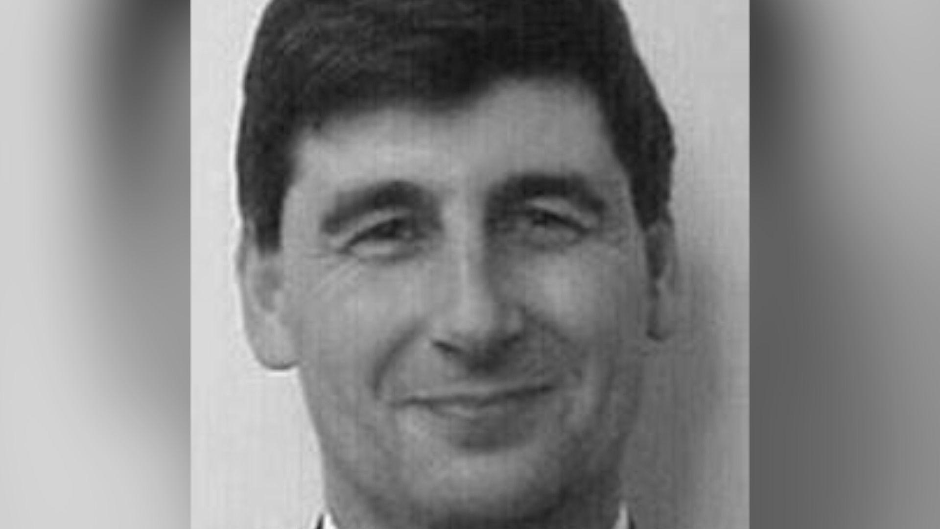 A black and white headshot of Dr Rob Sapsford