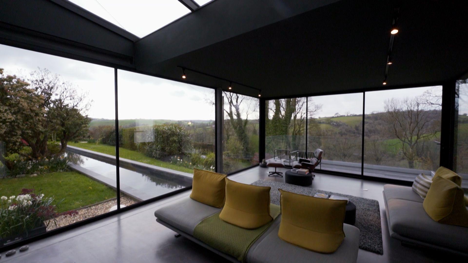 Estyniad Rhyd y Garreg Ddu yn arddangos yr olygfa o'r stafell