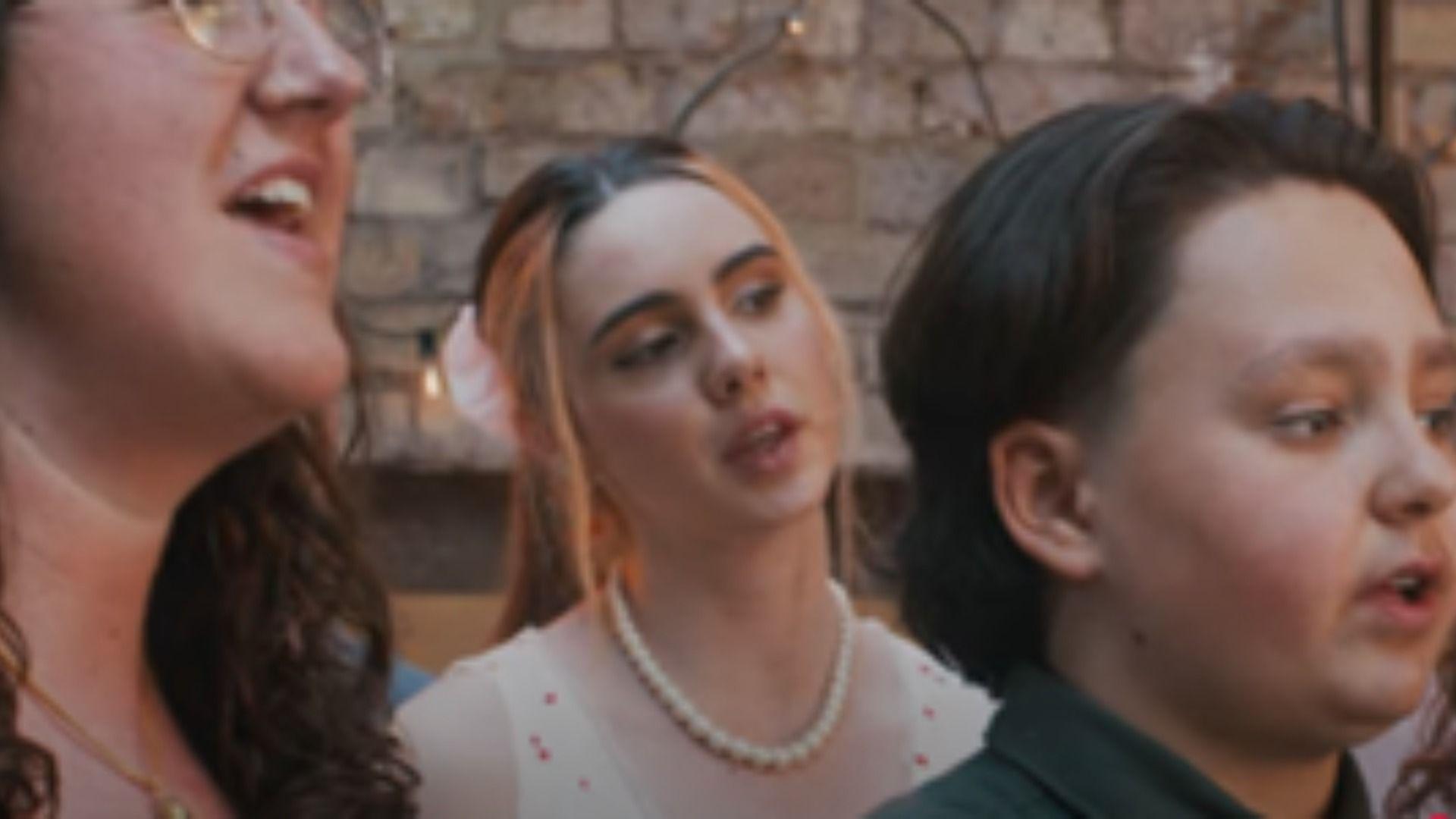 Megan yn canu fel rhan o gôr ymgyrch Tourette's Action UK