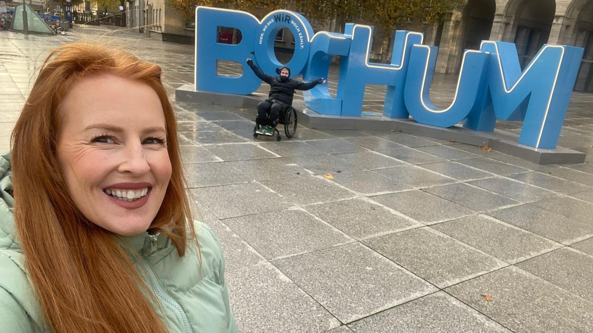 Dan ac Anna gydag arwydd Bochum yn yr Almaen