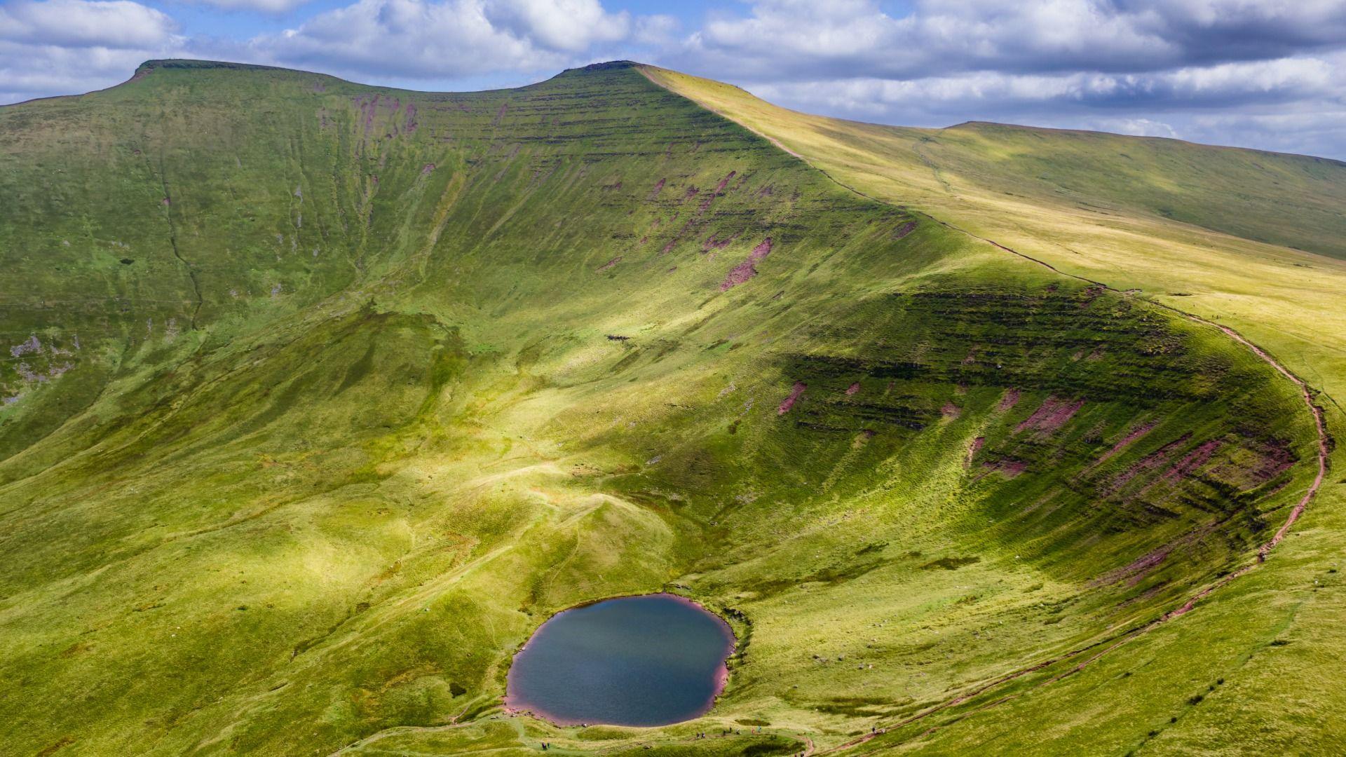 Llun o'r awyr o fynydd Pen-y-Fan, Corn Du and llyn Cwm Llwch yn y Bannau Brycheiniog