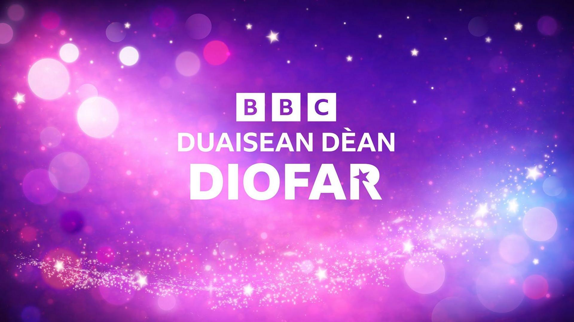 Suaicheantas Duaisean Dèan Diofar a' BhBC air a sgrìobhadh ann an litrichean geala le solais bheaga dealrach air cùl purpaidh