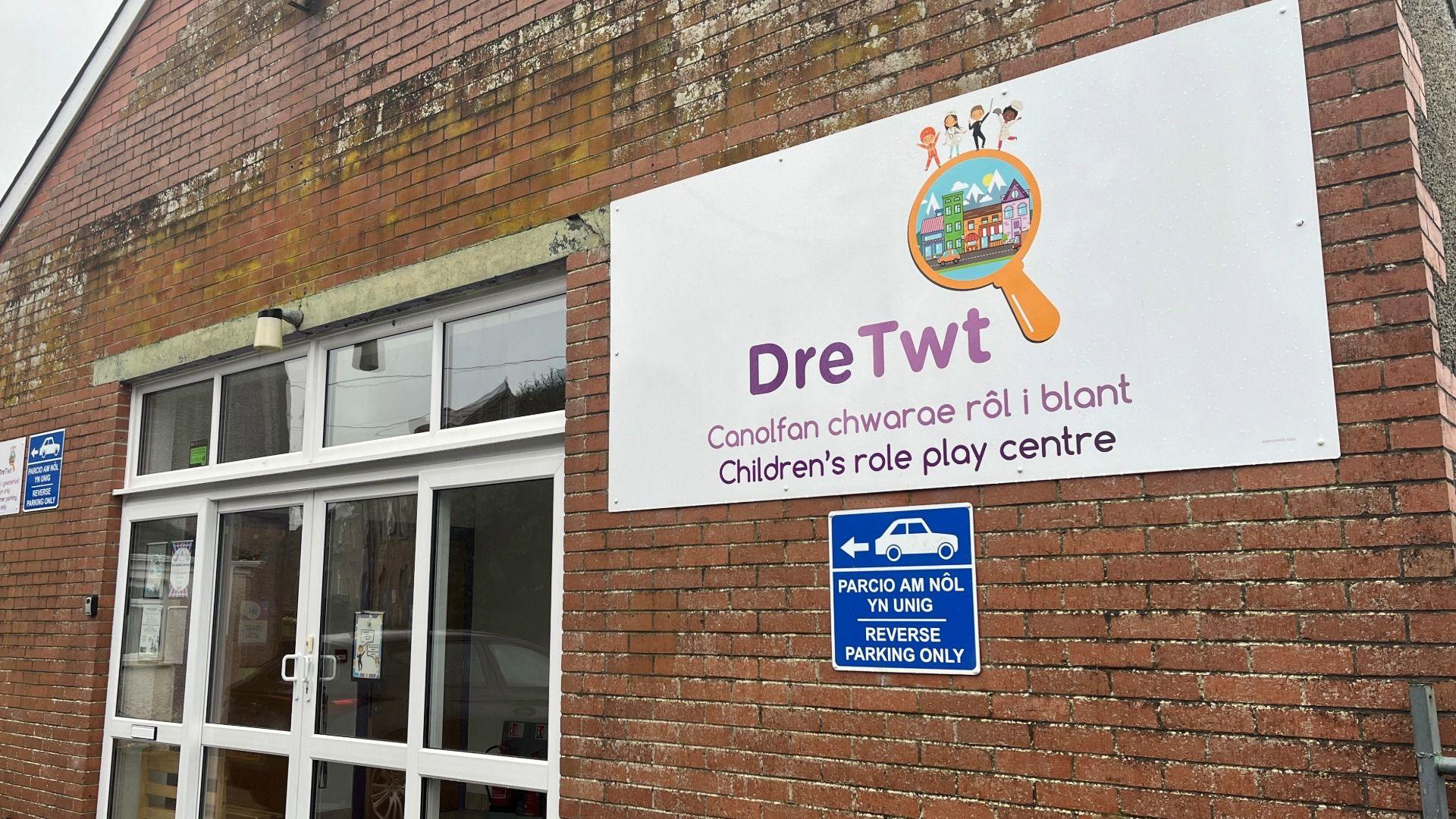 Llun o du allan i ganolfan Dre Twt yn Sancler