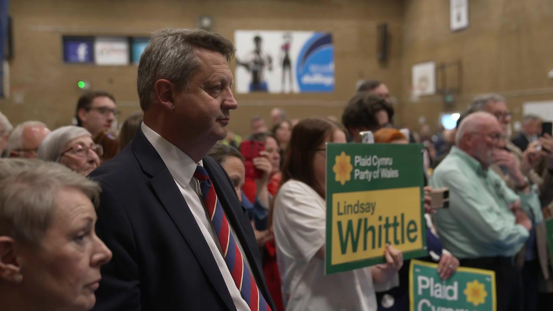 Alun Davies yng nghanol y dorf yn gwylio canlyniad etholaeth Blaenau Gwent Caerffili Rhymni