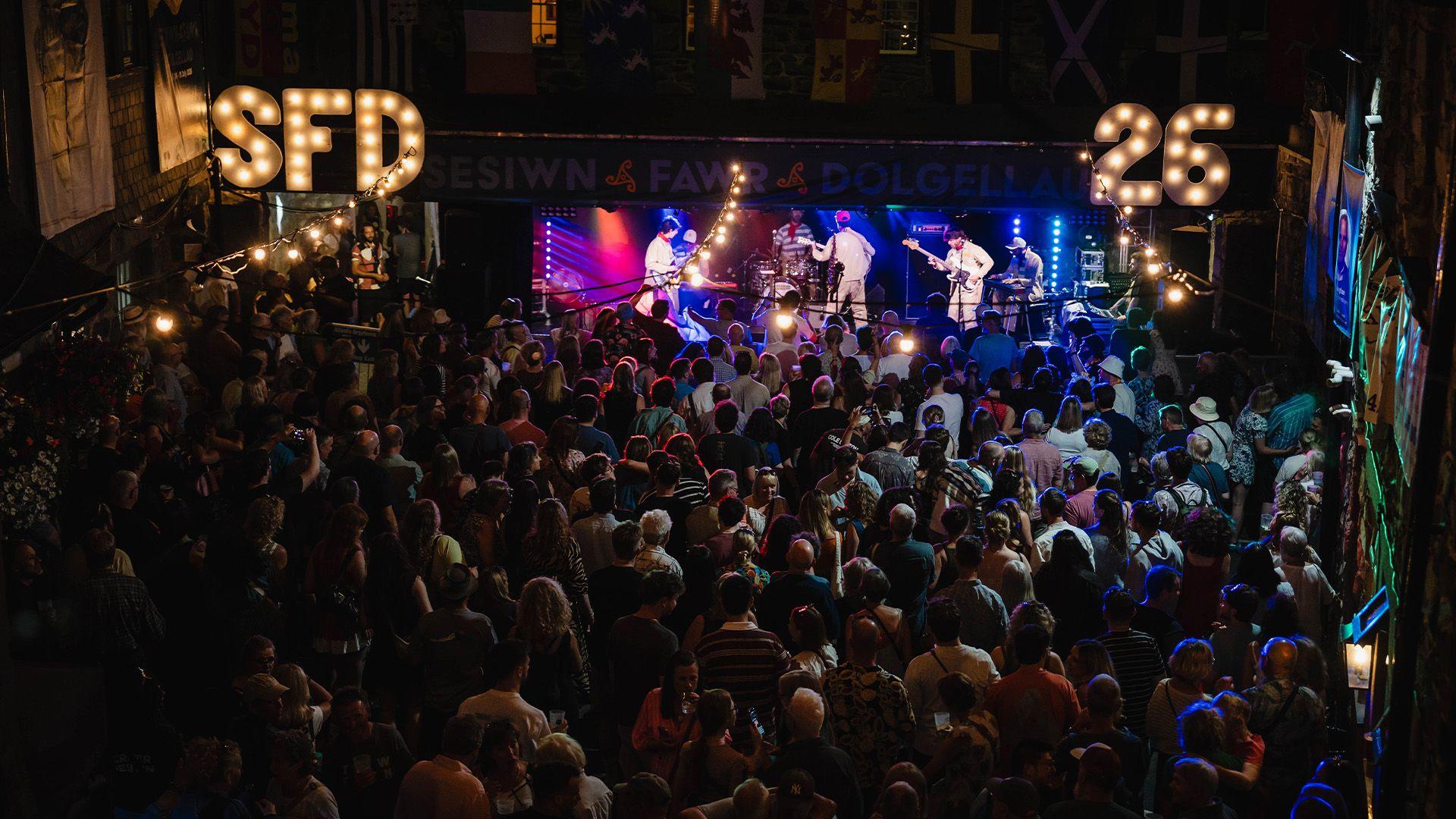 Mae'r grŵp Melin Melyn yn cael haf prysur, a nhwythau newydd fod yn cefnogi y Super Furry Animals ar eu taith diweddar