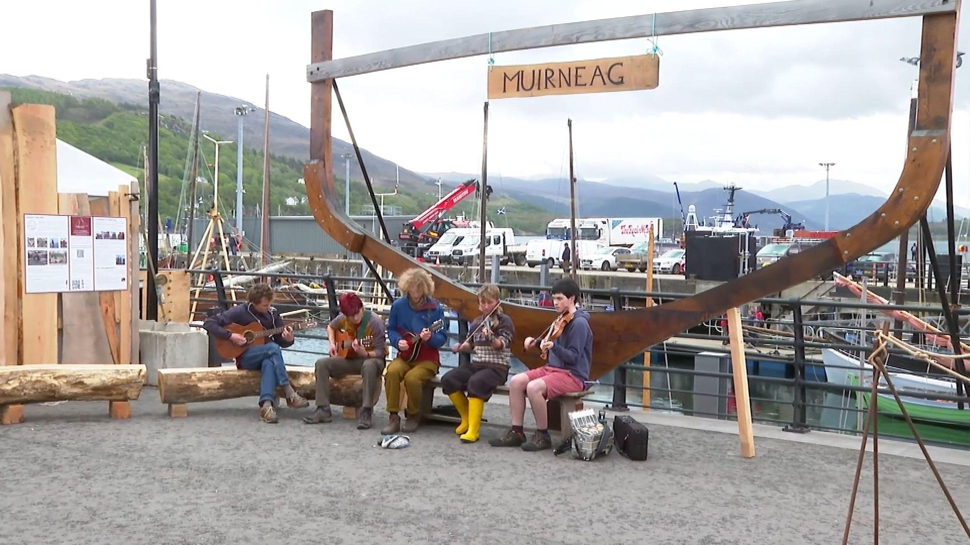 Luchd-ciùil aig Fèis Lugger ann an Ulapul 