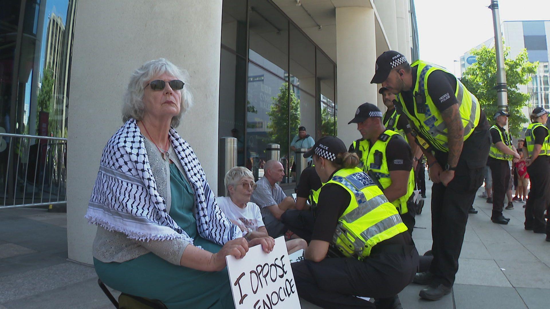 Swyddogion heddlu yn siarad gyda phrotestwyr sy'n gwrthwynebu'r hyn sy'n digwydd yn Gaza