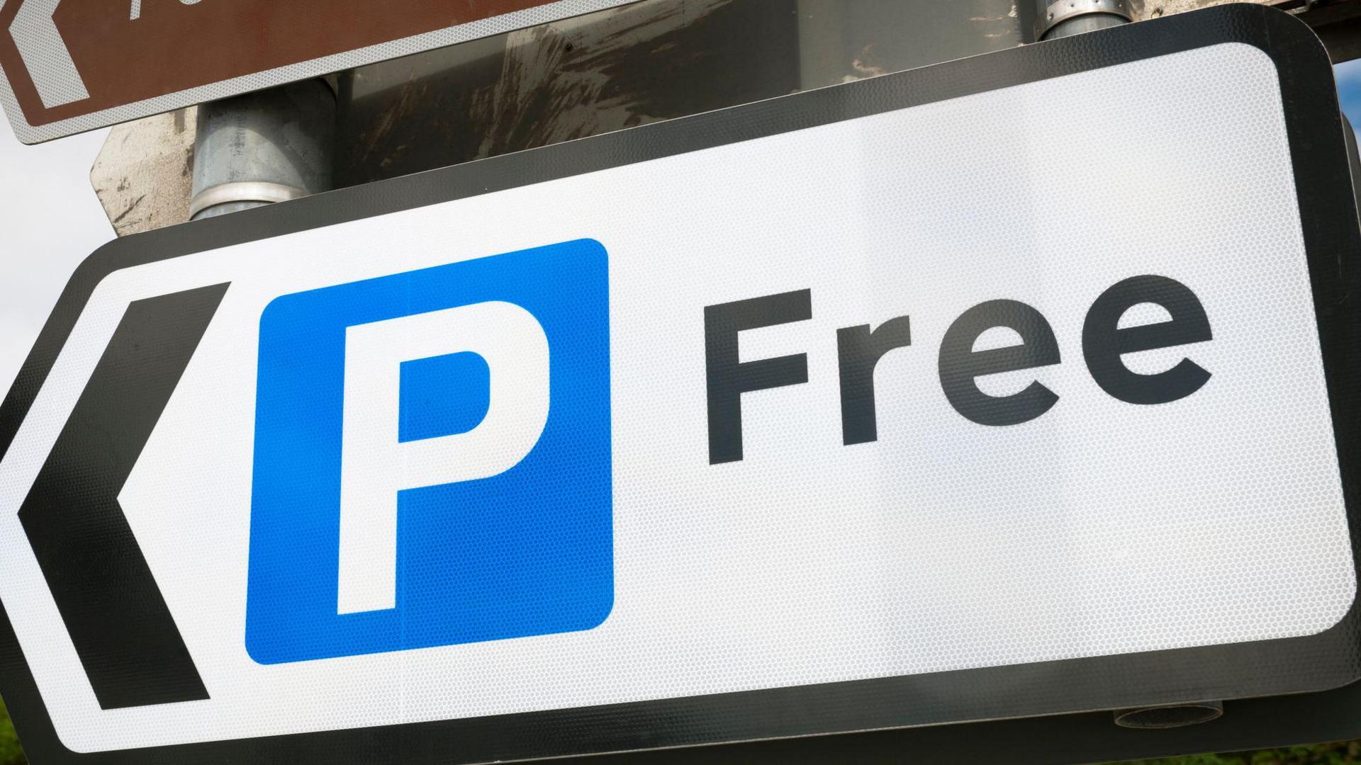 A road sign with a blue P and the word "Free"