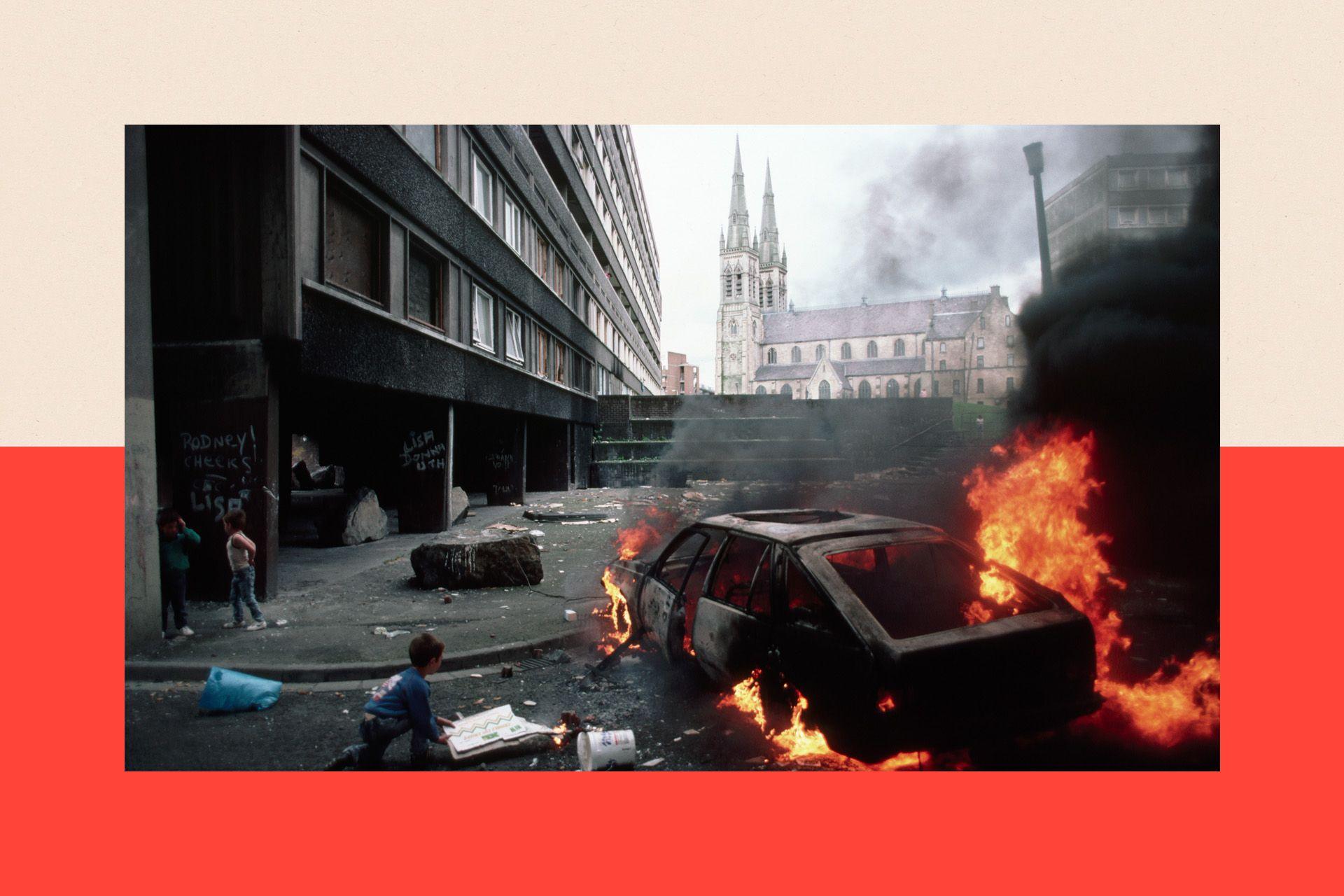 Një makinë që po digjet