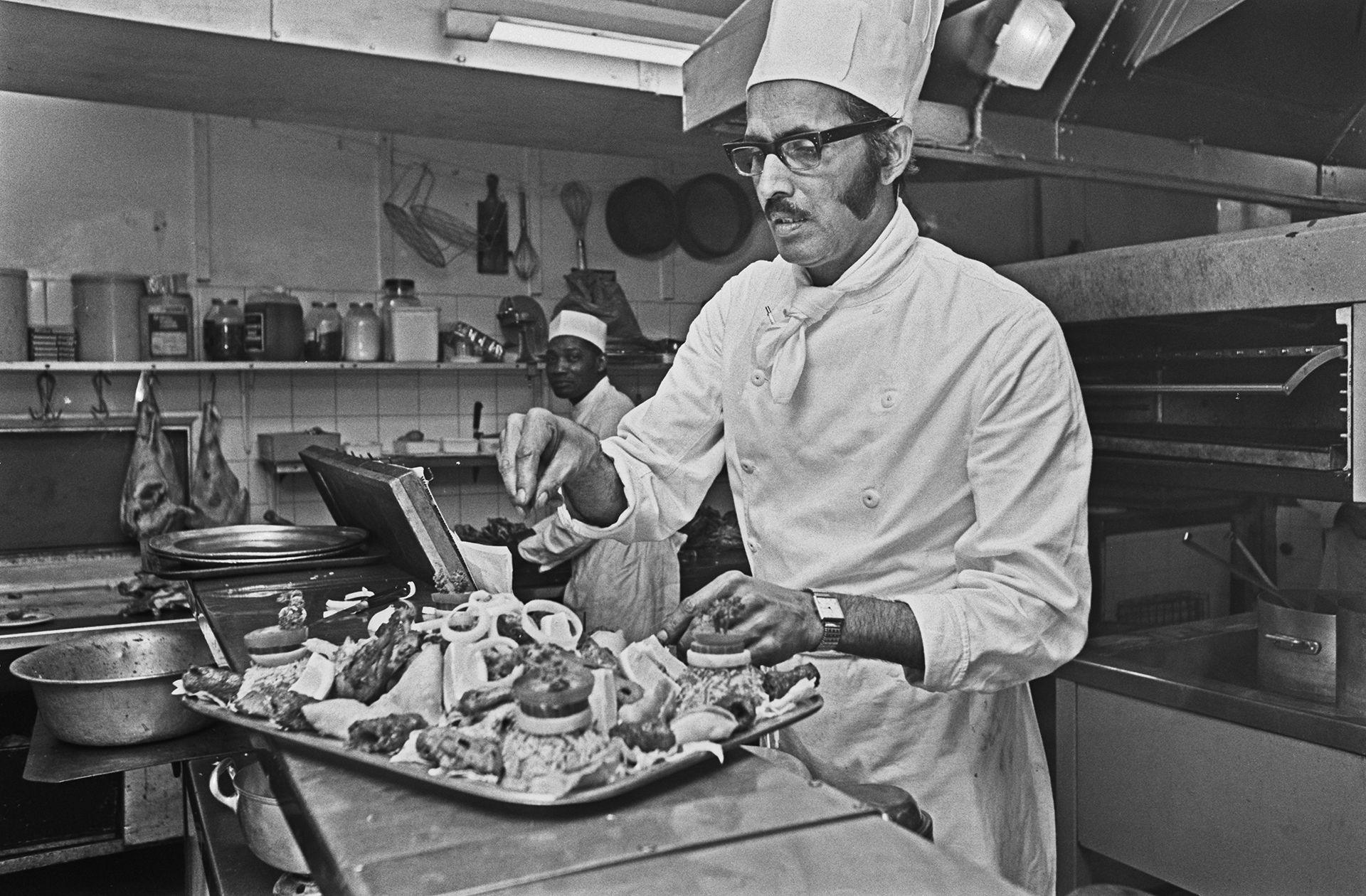 Një shef kuzhine në restorantin indian Veeraswamy në Victory House në Regent Street, Londër, Mbretëria e Bashkuar, 31 maj 1973.