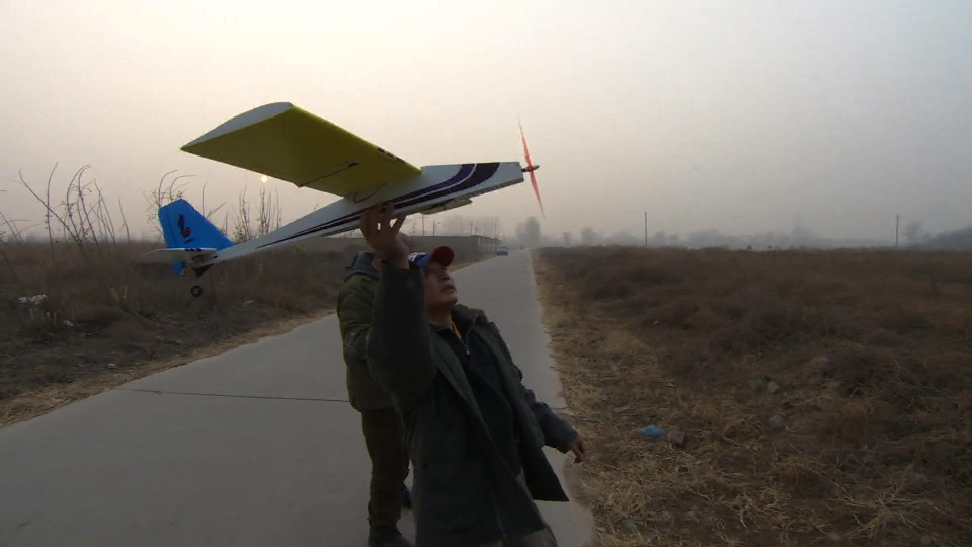 Li Keren holding his plane model