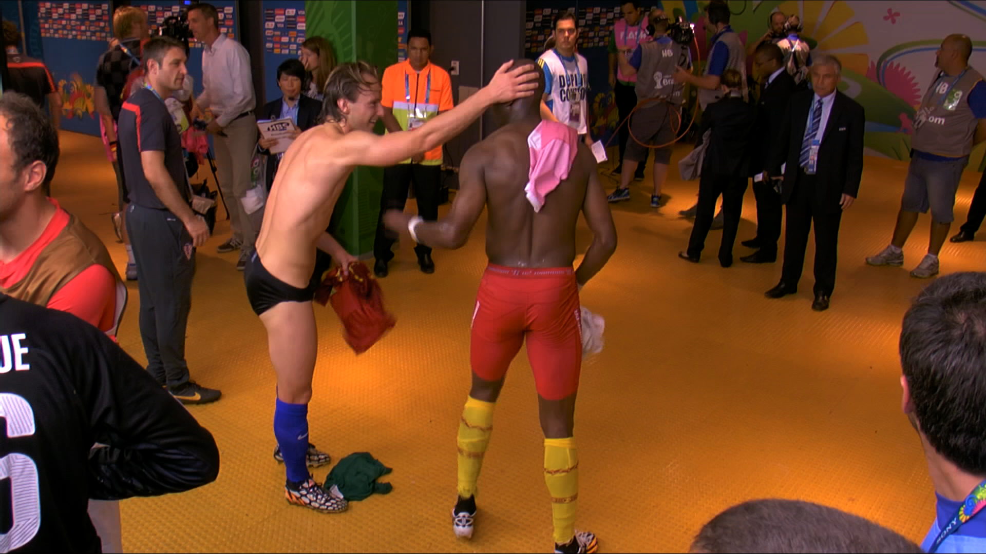 Rakitic and Mbia share a moment in the tunnel post match