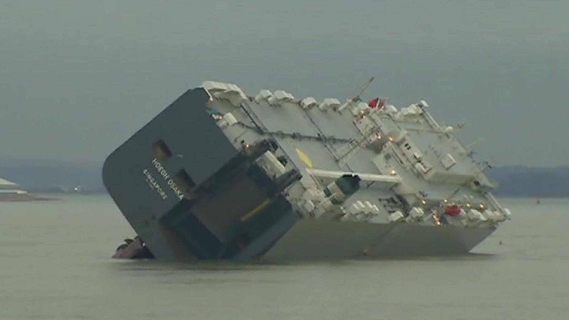 Hoegh Osaka run aground in Solent