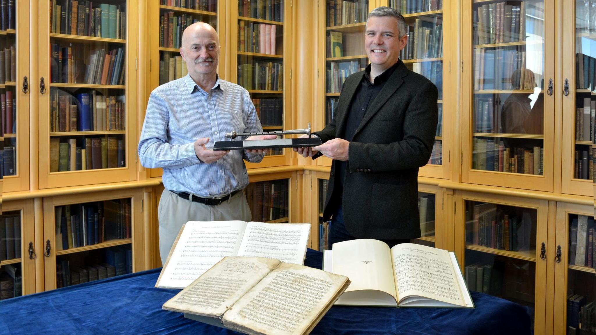 Ceann-suidhe Comann na Pìobaireachd Rab Wallace, agus an Dr Decker Forrest