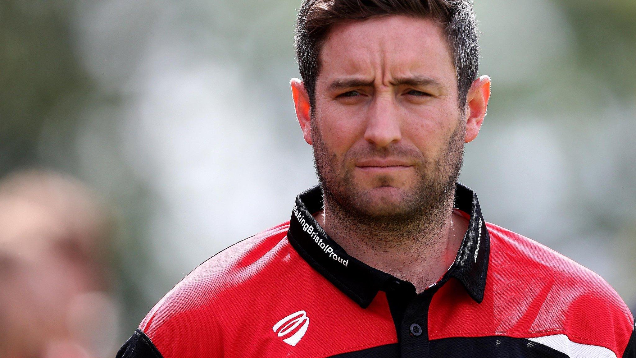 Lee Johnson oversees Bristol City training