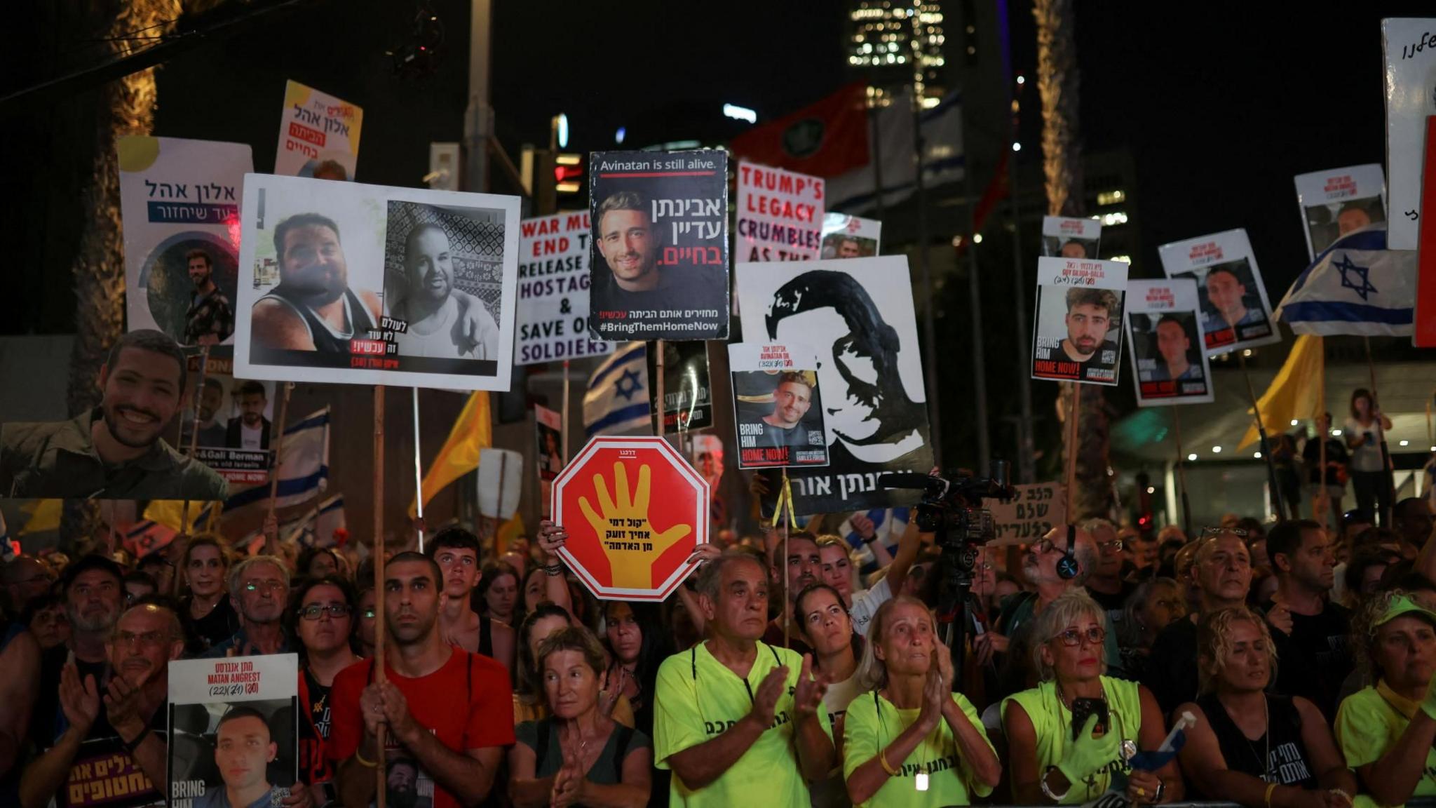Demonstrators in Tel Aviv, Israel, take part in a rally calling for the return of all the Israeli hostages in Gaza and an end to the war (17 August 2025)