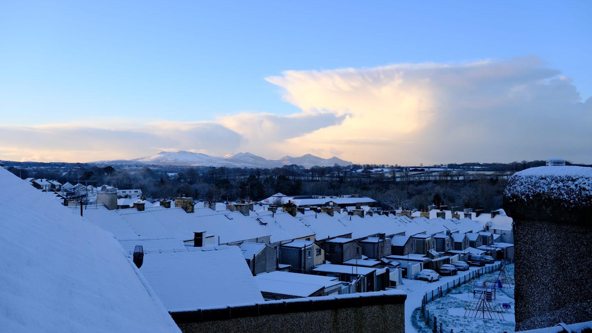 Eryri yn y pellter o Gaernarfon