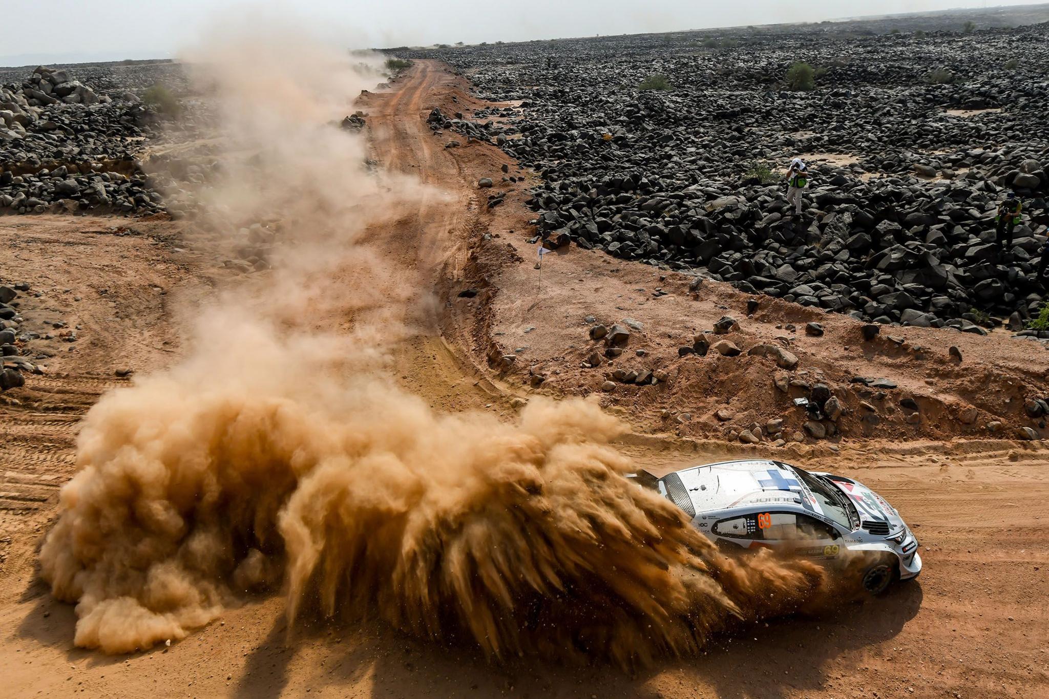 El finlandés Kalle Rovanpera, del Toyota Gazoo Racing WRT, compite en el segundo día del evento de Rally WRC en Arabia Saudita.