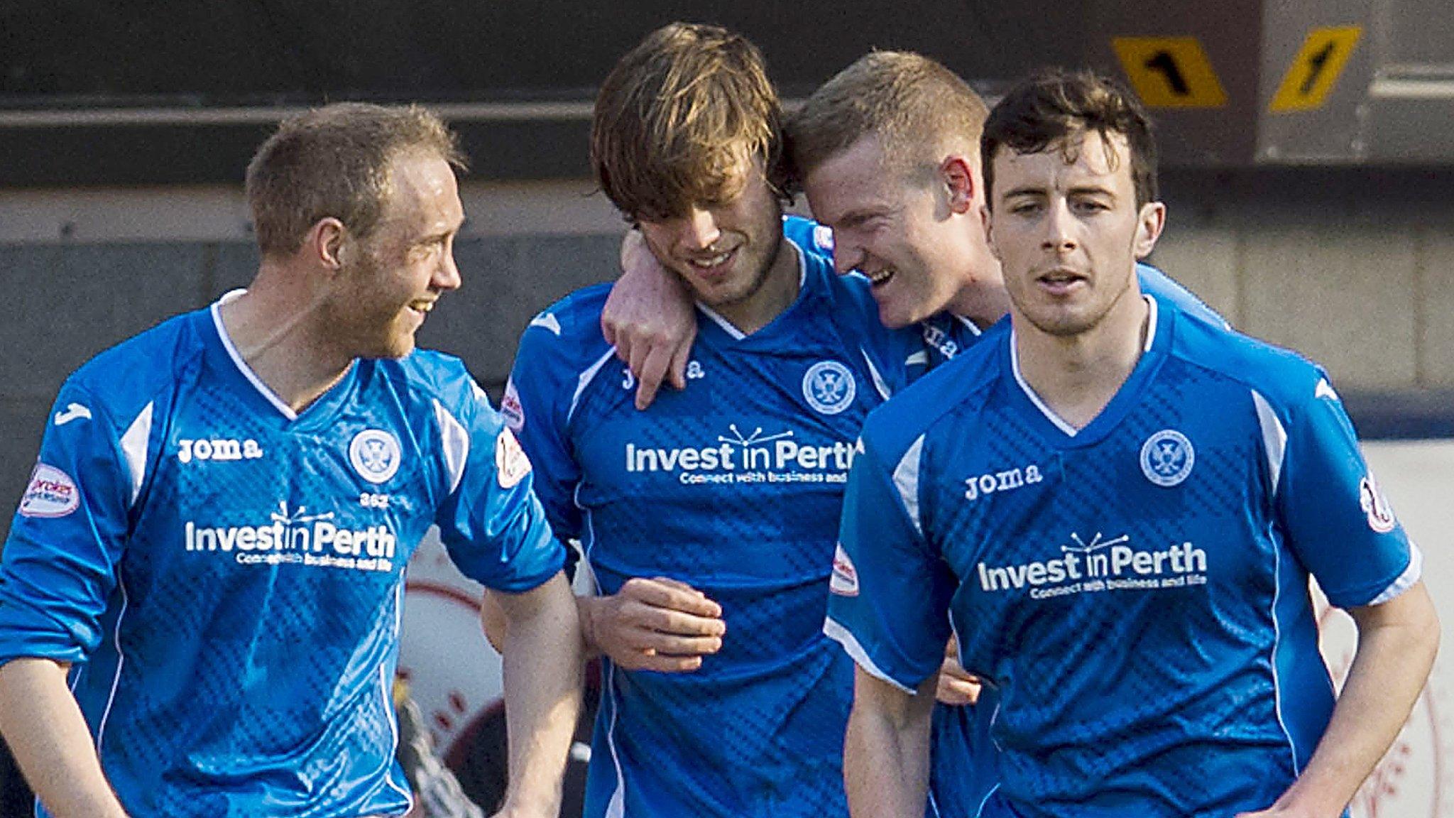 St Johnstone celebrate Murray Davidson's goal