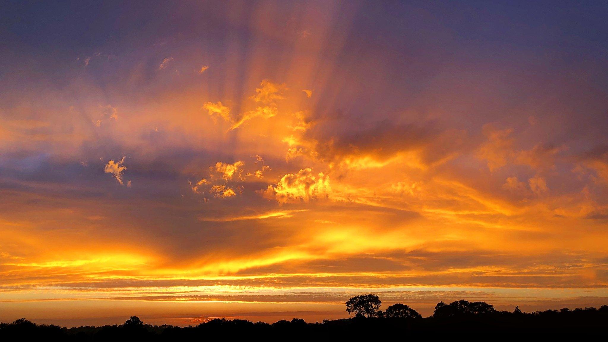 Weekend sunset over the Oxfordshire countryside