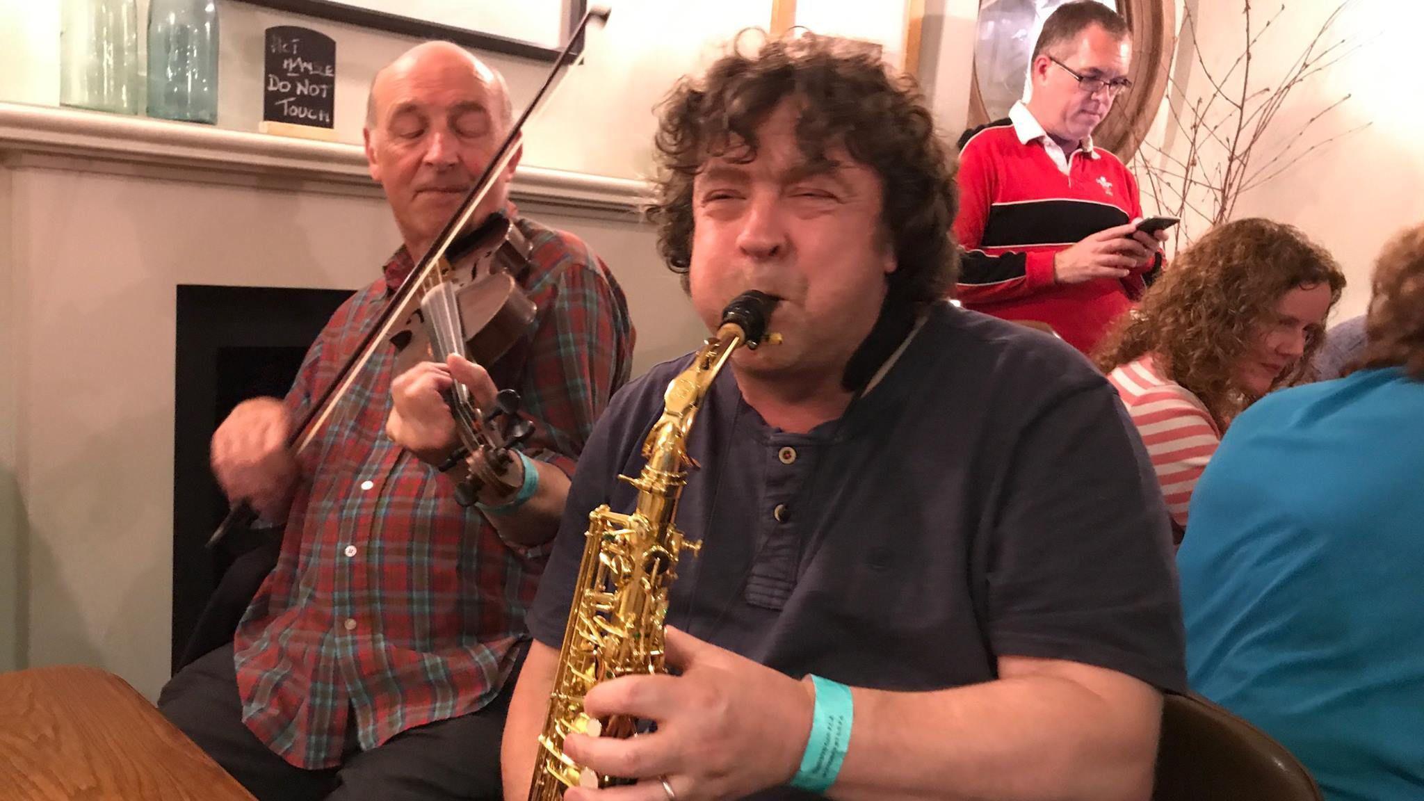 Edwin yn chwarae sacsaffon gyda ffidlwr