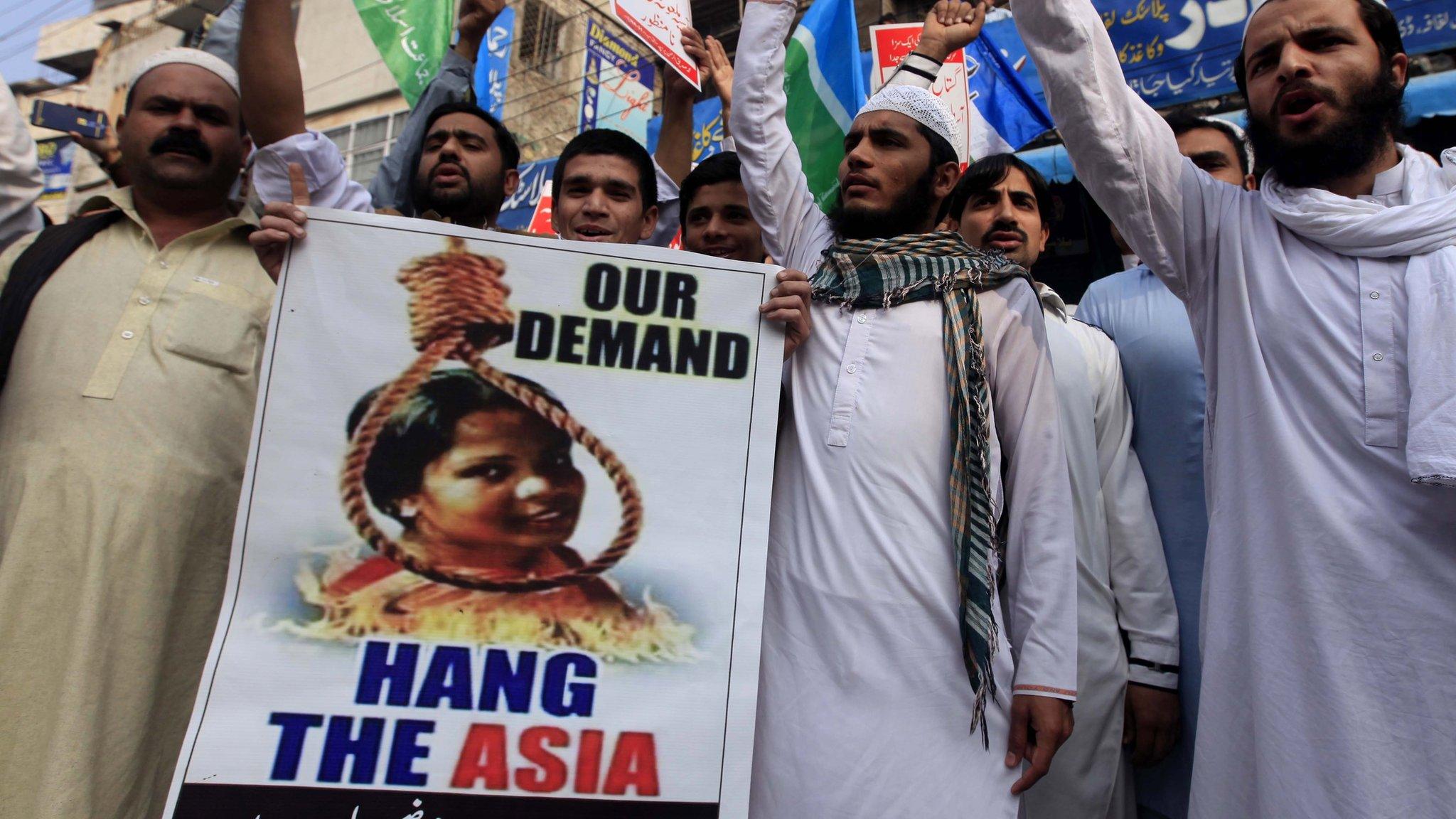 Protesters demonstrate against Asia Bibi's acquittal, holding a poster showing a noose around her neck, 2 November 2018