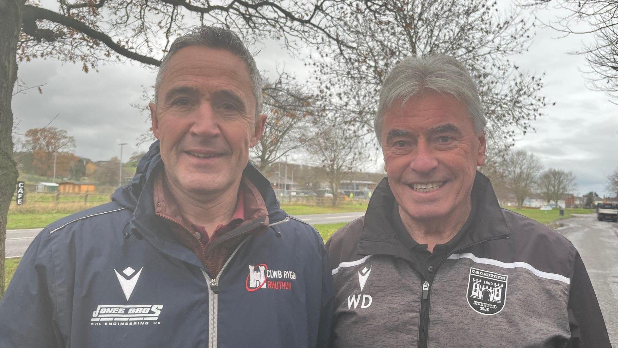 Rhys Hughes, clwb rygbi a Wynne Davies, clwb peldroed