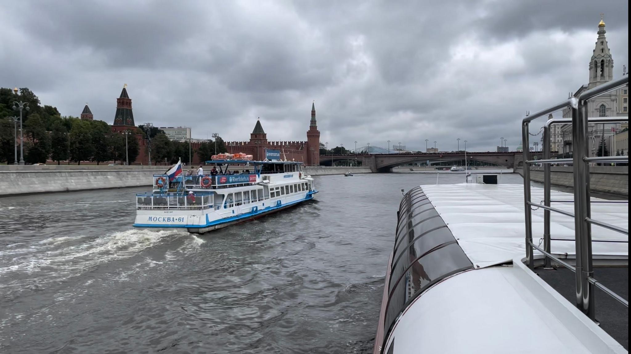 Boat cruising on the Moscova