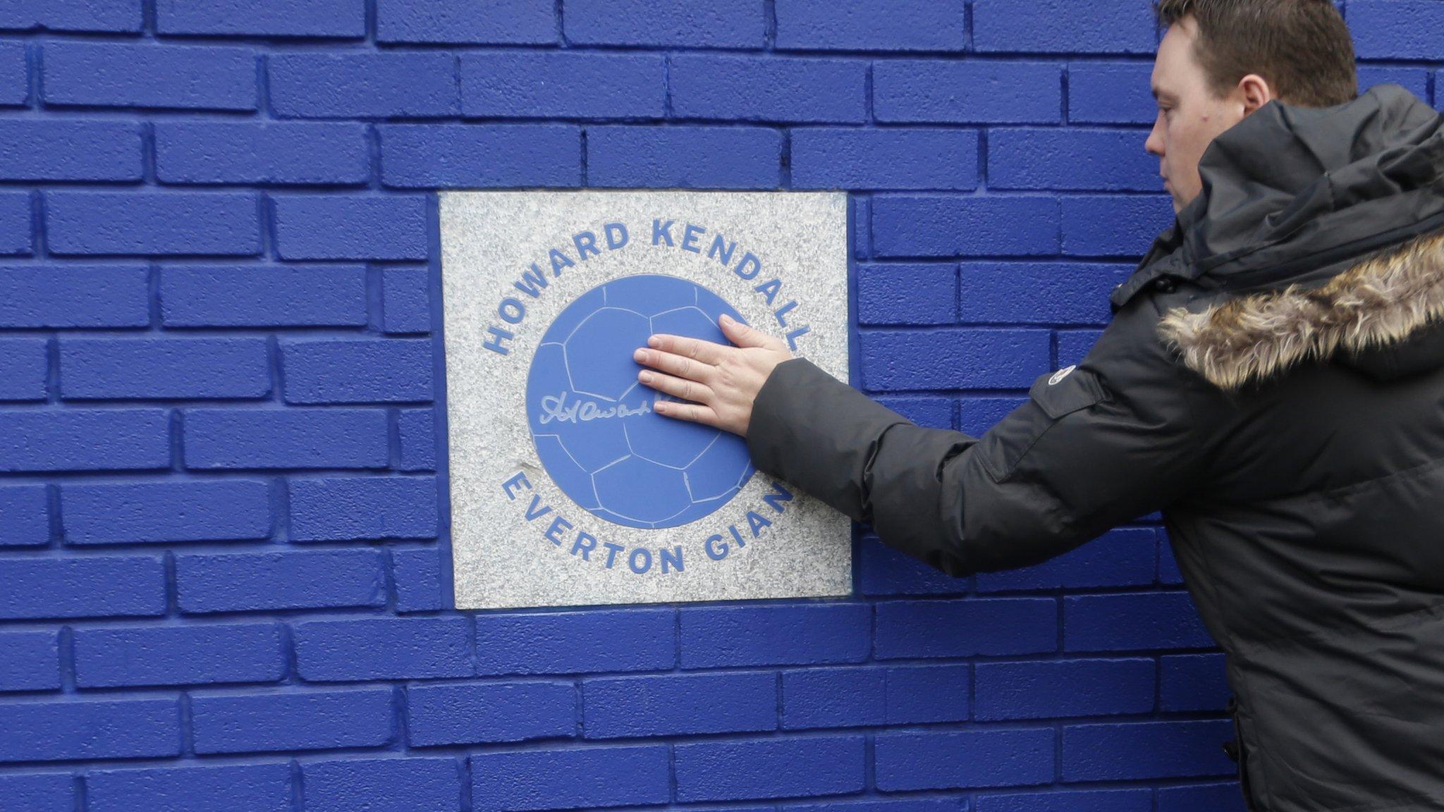 Everton fans pay tribute to Howard Kendall