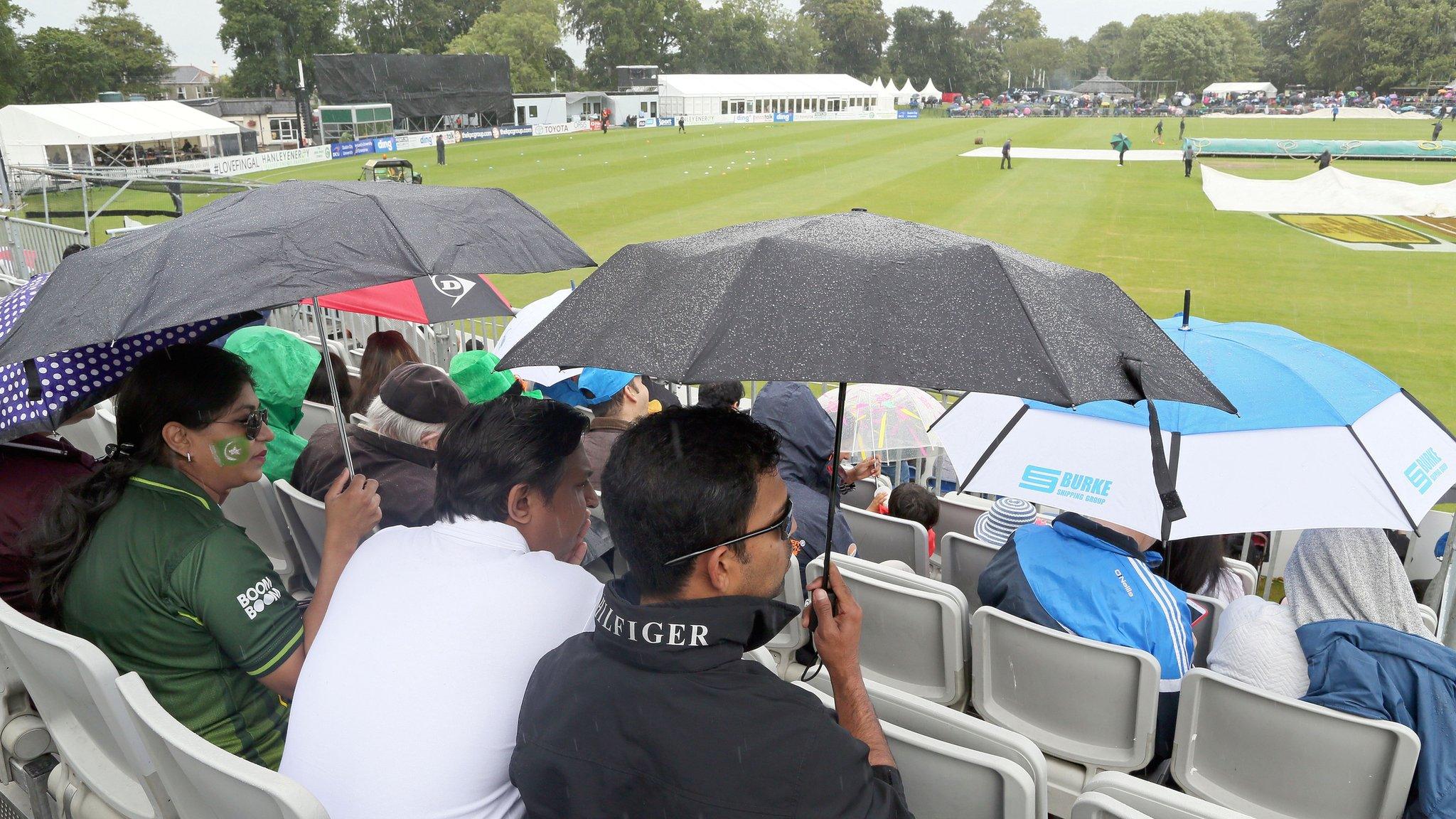 Pakistan fans shelter from the rain