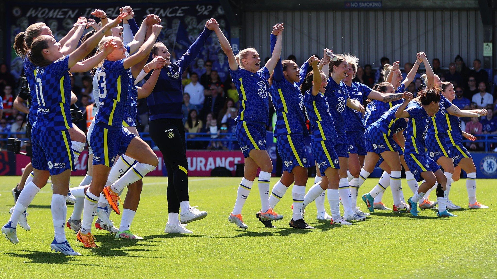 Chelsea celebrate after winning the 2021-22 WSL title