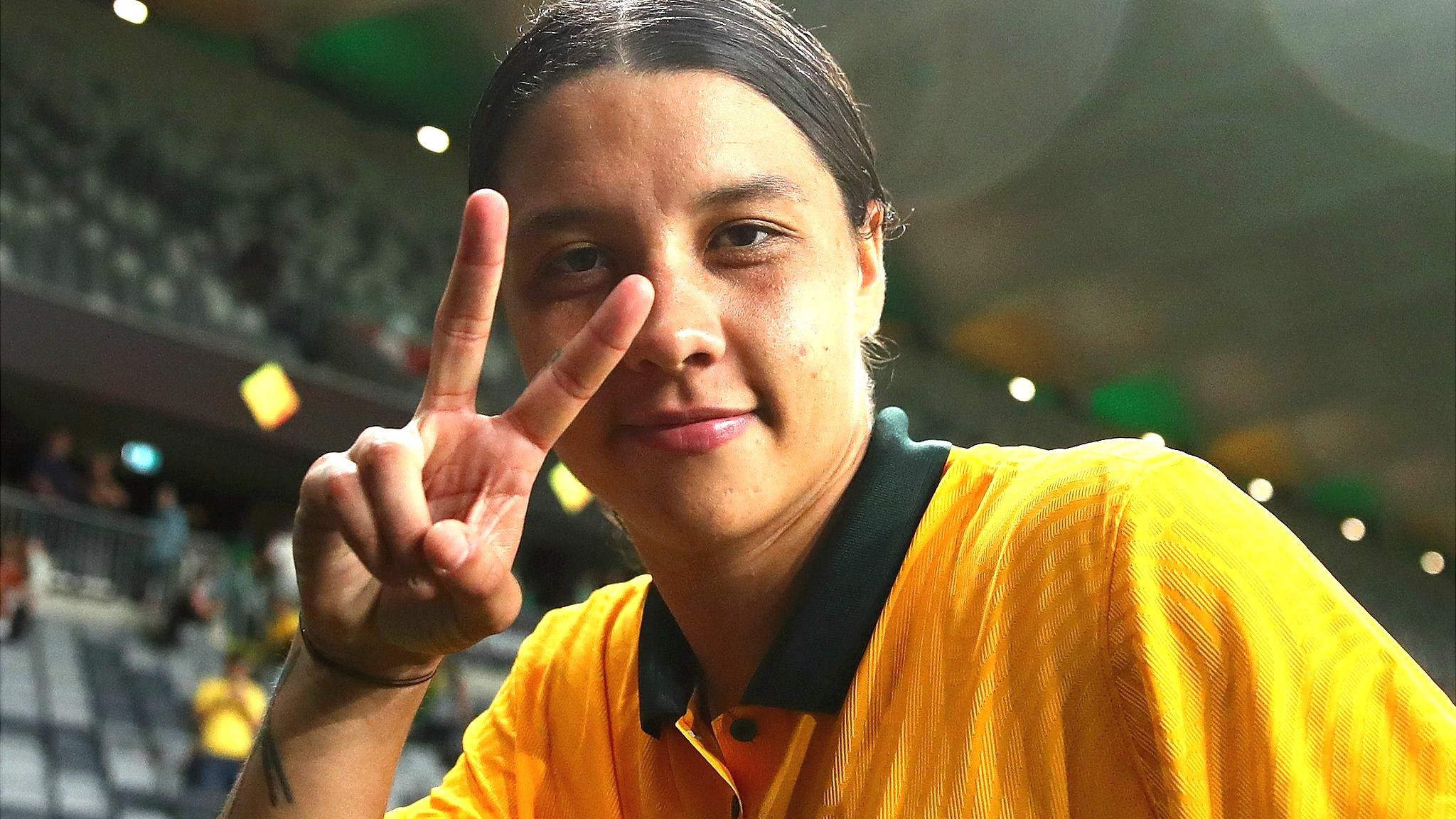 Sam Kerr makes a v-sign towards the camera