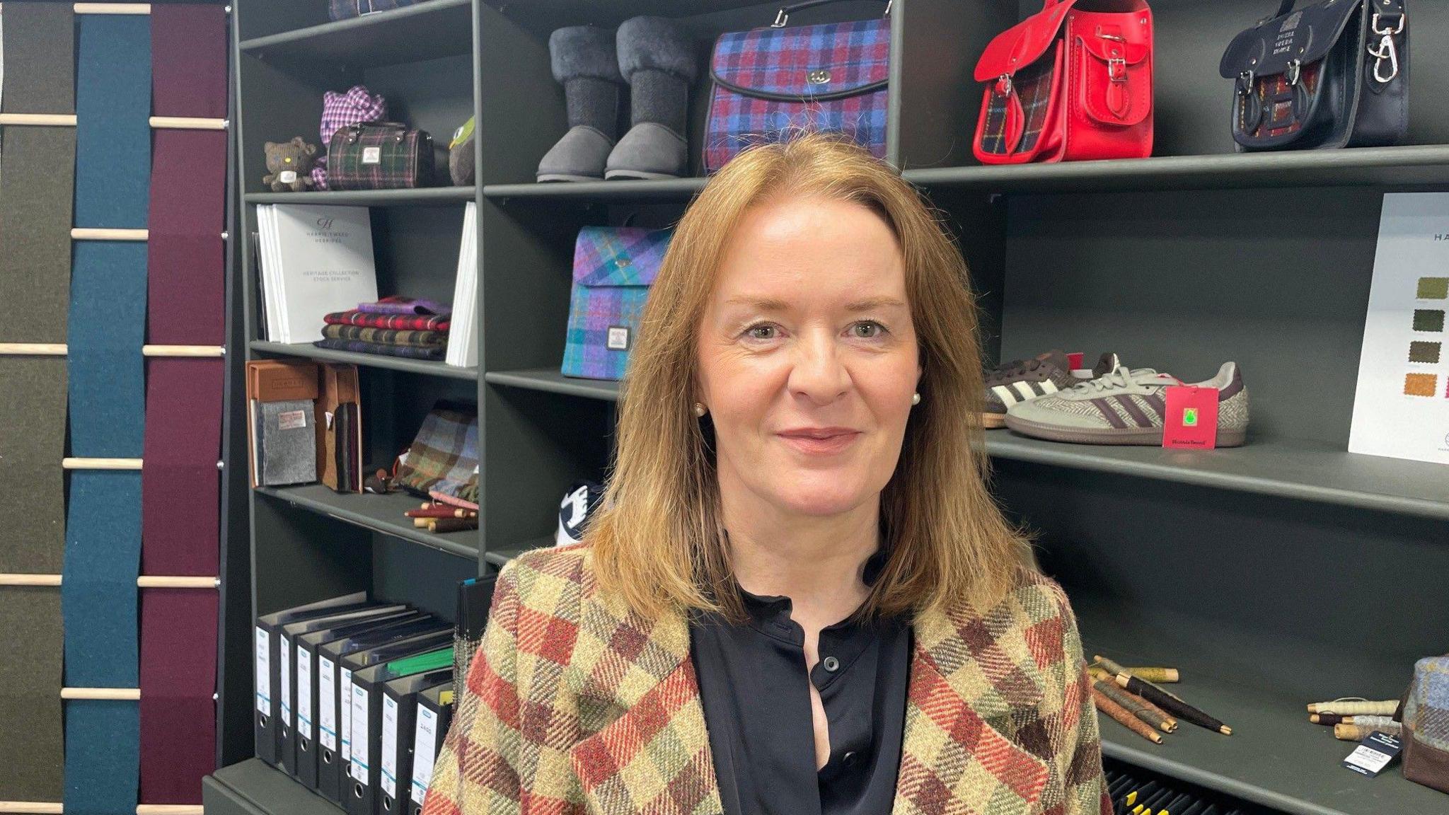 Mairead Anna NicLeòid, Àrd-oifigear, Clò Mòr Innse Gall
Margaret Ann Macleod, CEO, Harris Tweed Hebrides