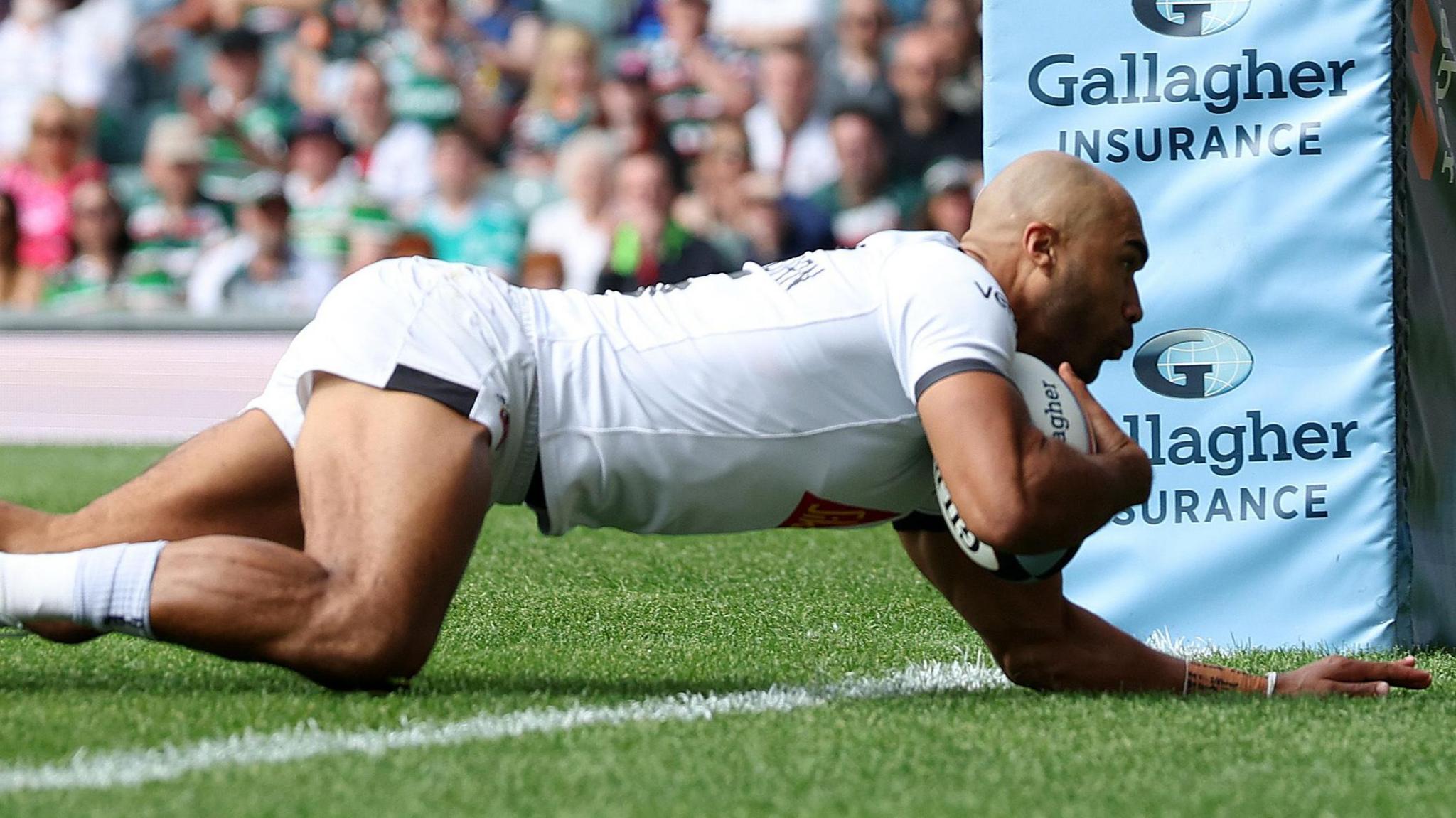 Olly Woodburn dives over for a try for Exeter